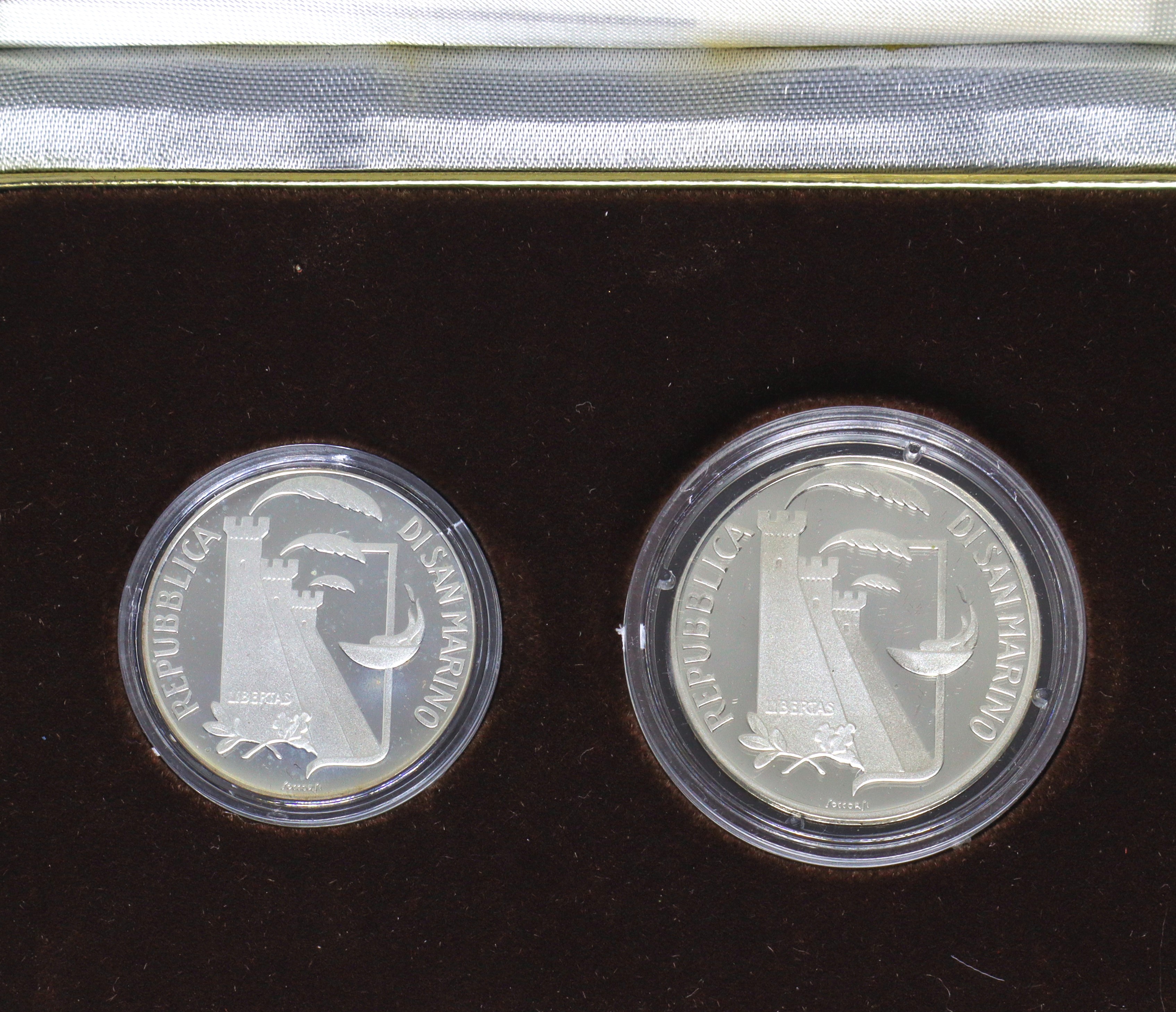 Dittico di monete d'argento a corso legale celebrative della XV Olimpiade invernale di Calgary e ...