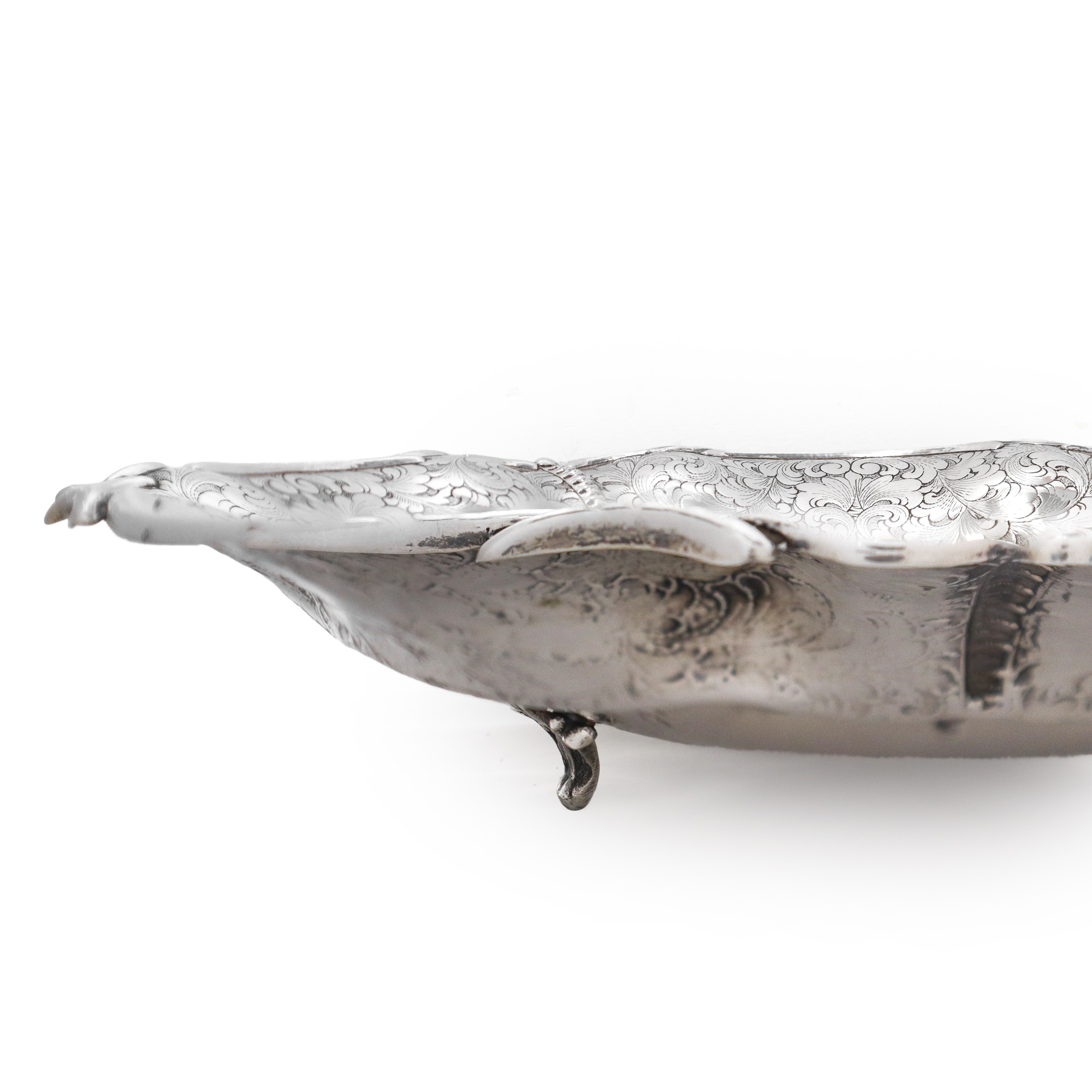 Alzata centrotavola in argento 800 bulinata a foglie