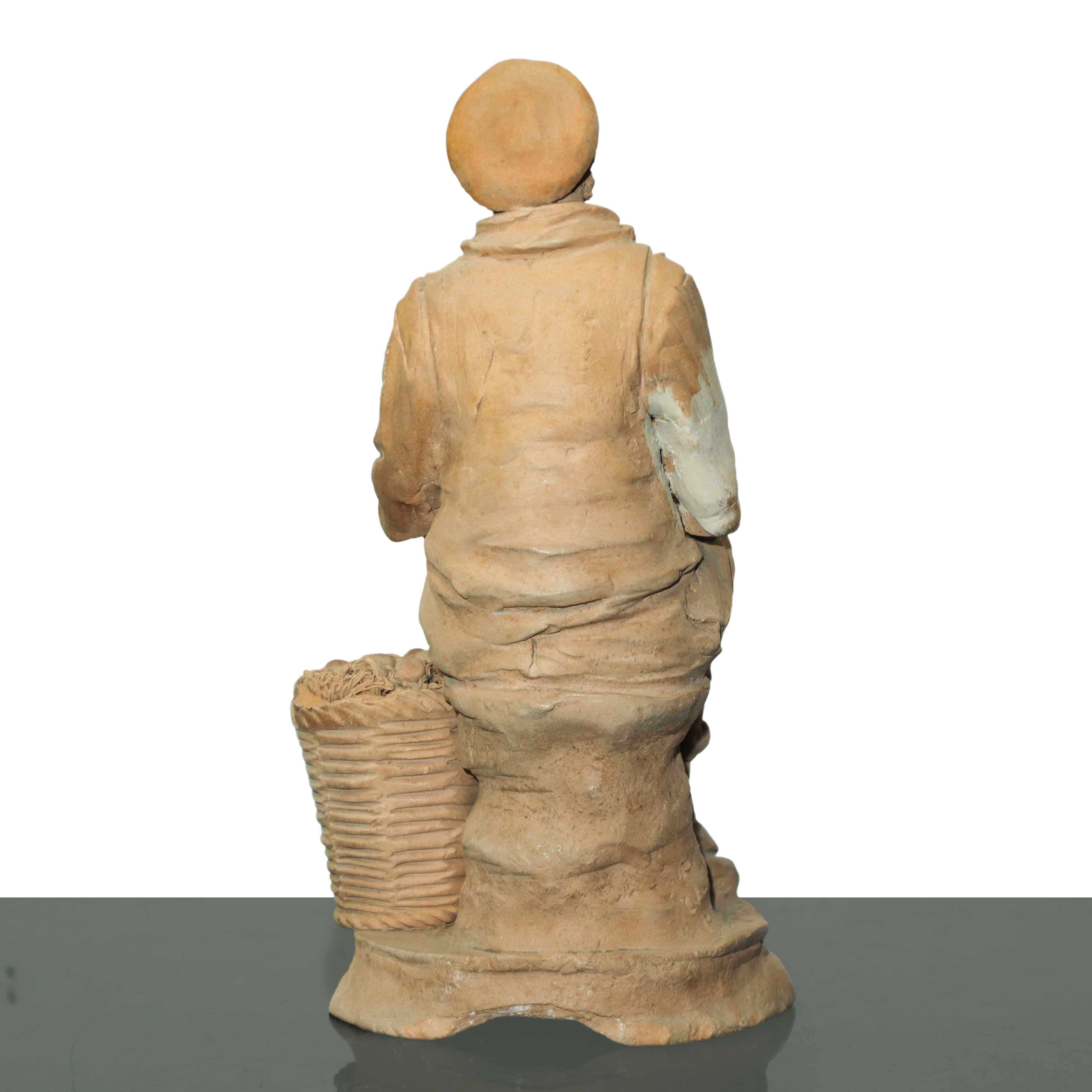 Contadino con cesto di frutta