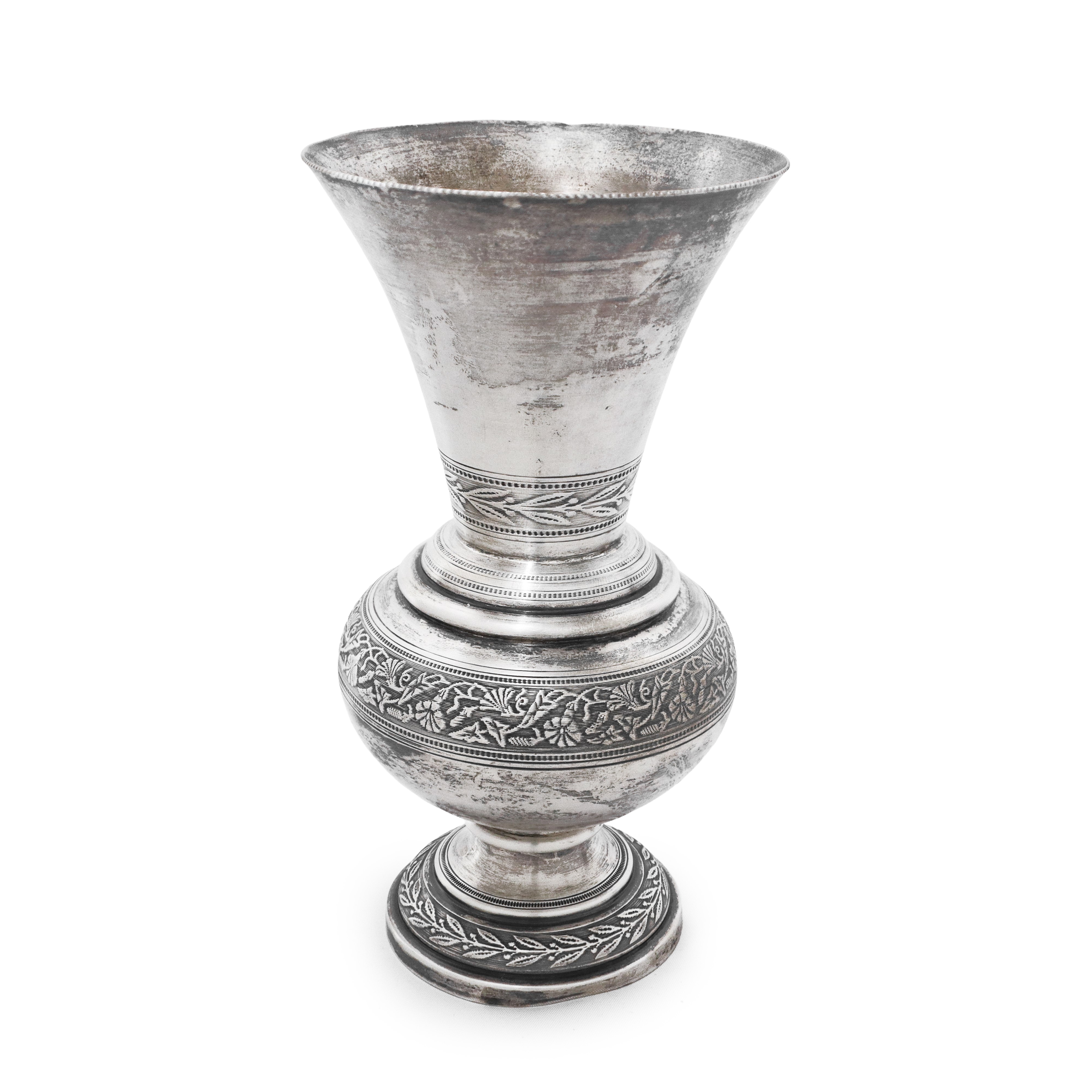 Vaso in argento 800 bulinato