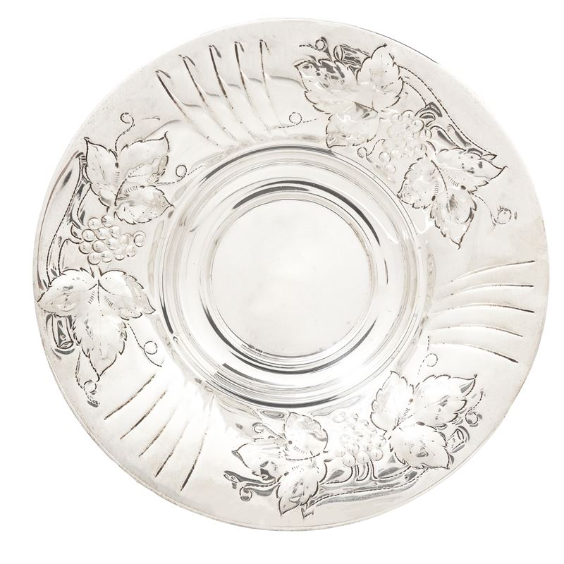Piatto bulinato in argento 800 con decorazioni di foglie e uva