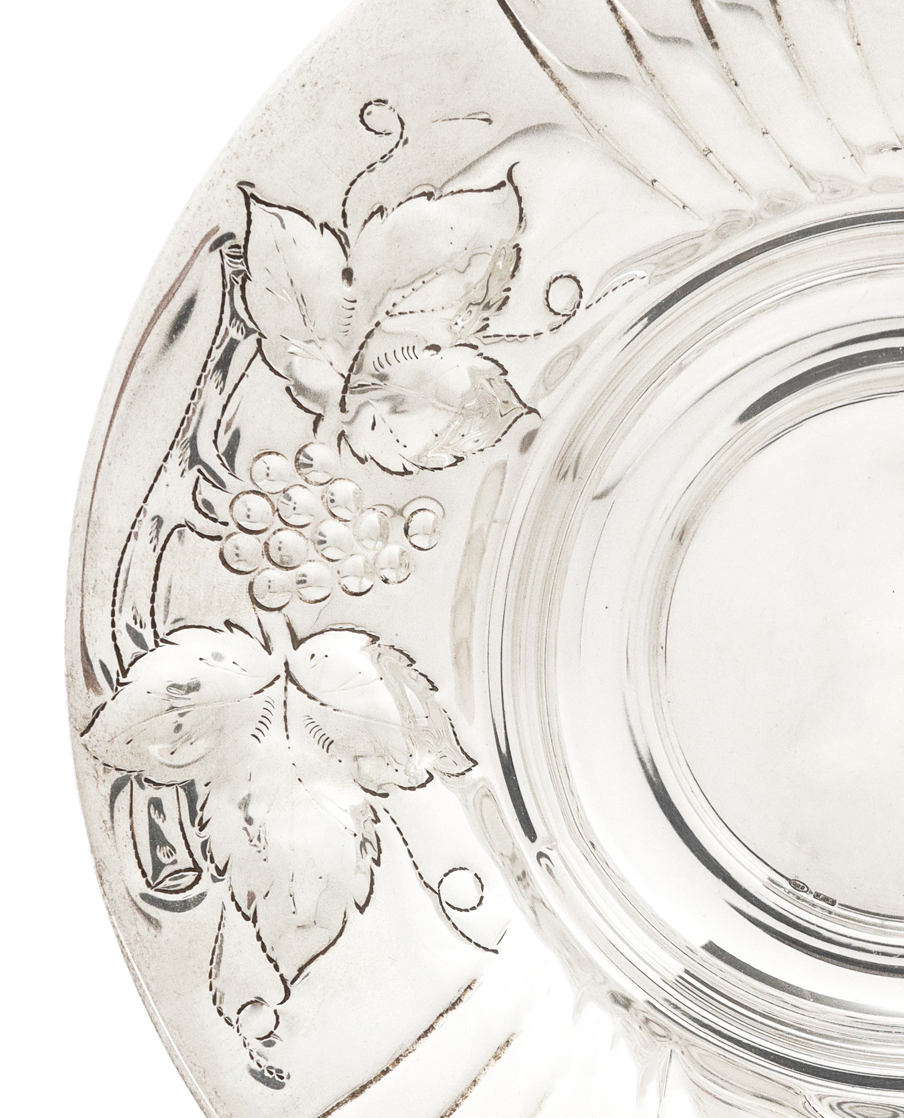 Piatto bulinato in argento 800 con decorazioni di foglie e uva