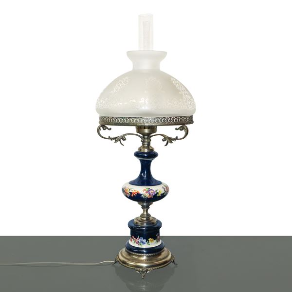 Lume in porcellana blu e bianca e decorazione floreale con inserti in metallo