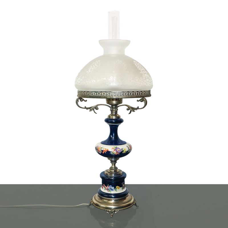 Lume in Porcellana Blu e Bianca e Decorazione Floreale con Inserti in Metallo