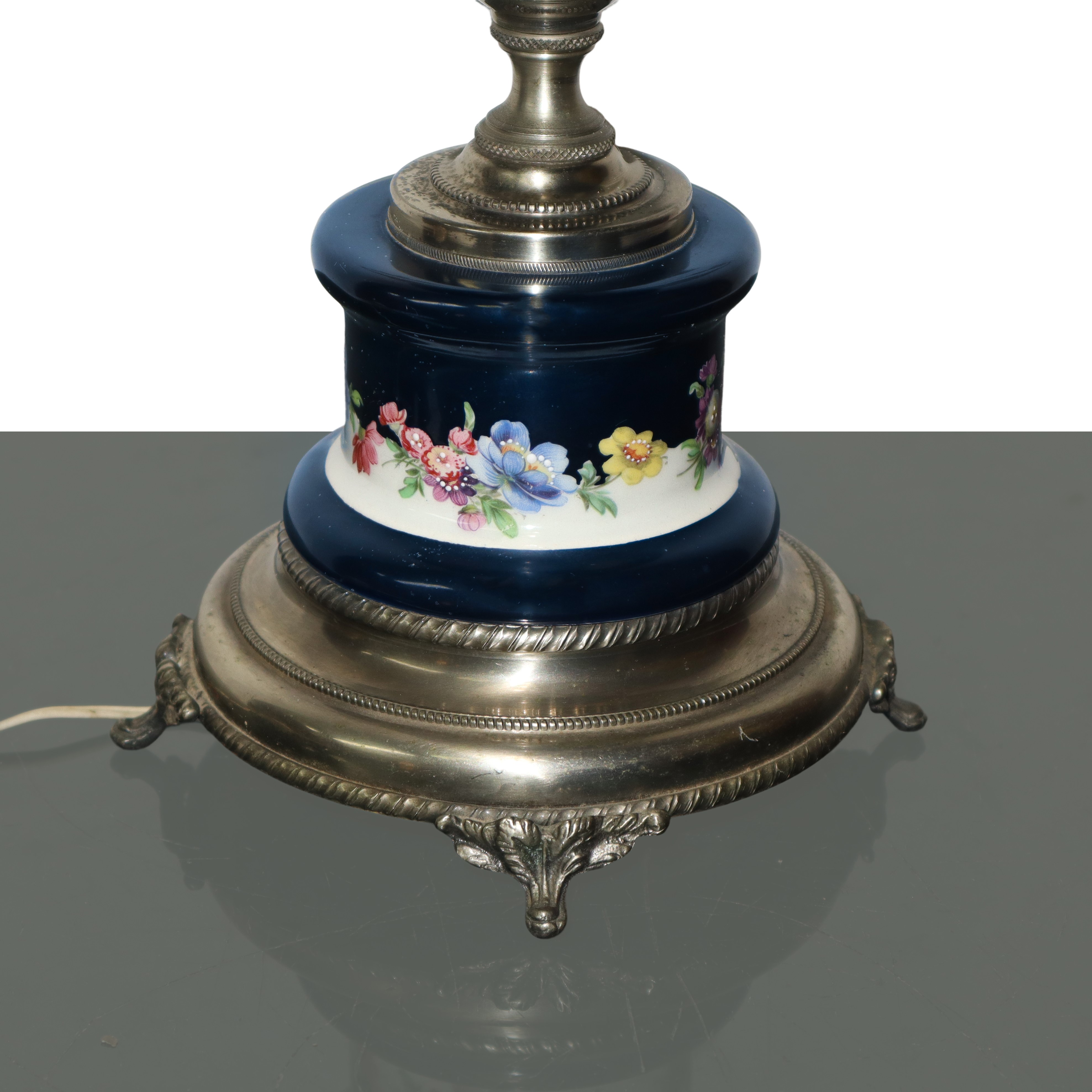 Lume in Porcellana Blu e Bianca e Decorazione Floreale con Inserti in Metallo