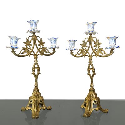 Coppia di candelabri a tre luci, metallo dorato e porcellana