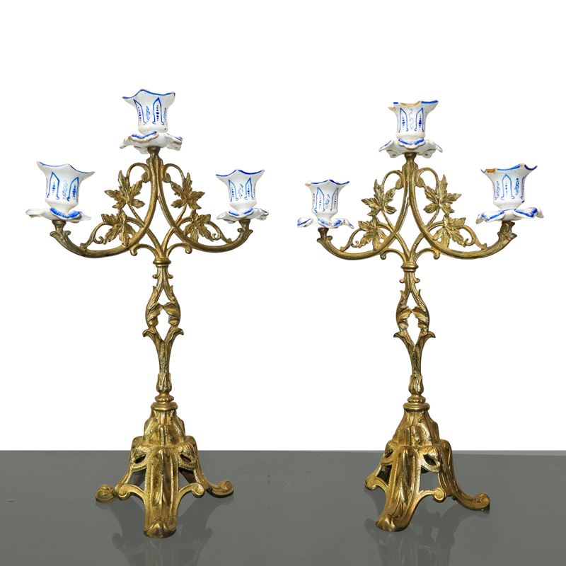 Coppia di candelabri a tre luci, metallo dorato e porcellana