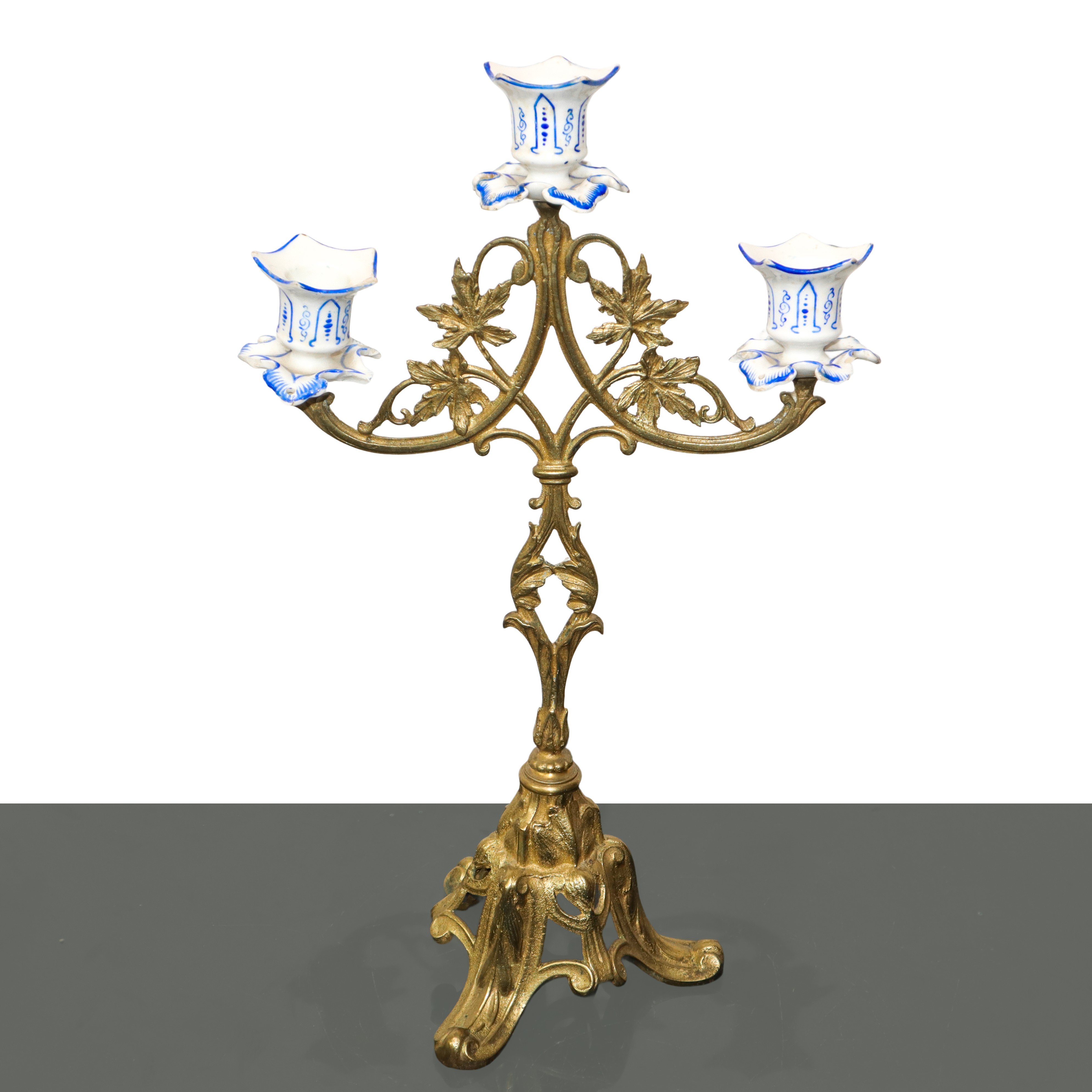 Coppia di candelabri a tre luci, metallo dorato e porcellana