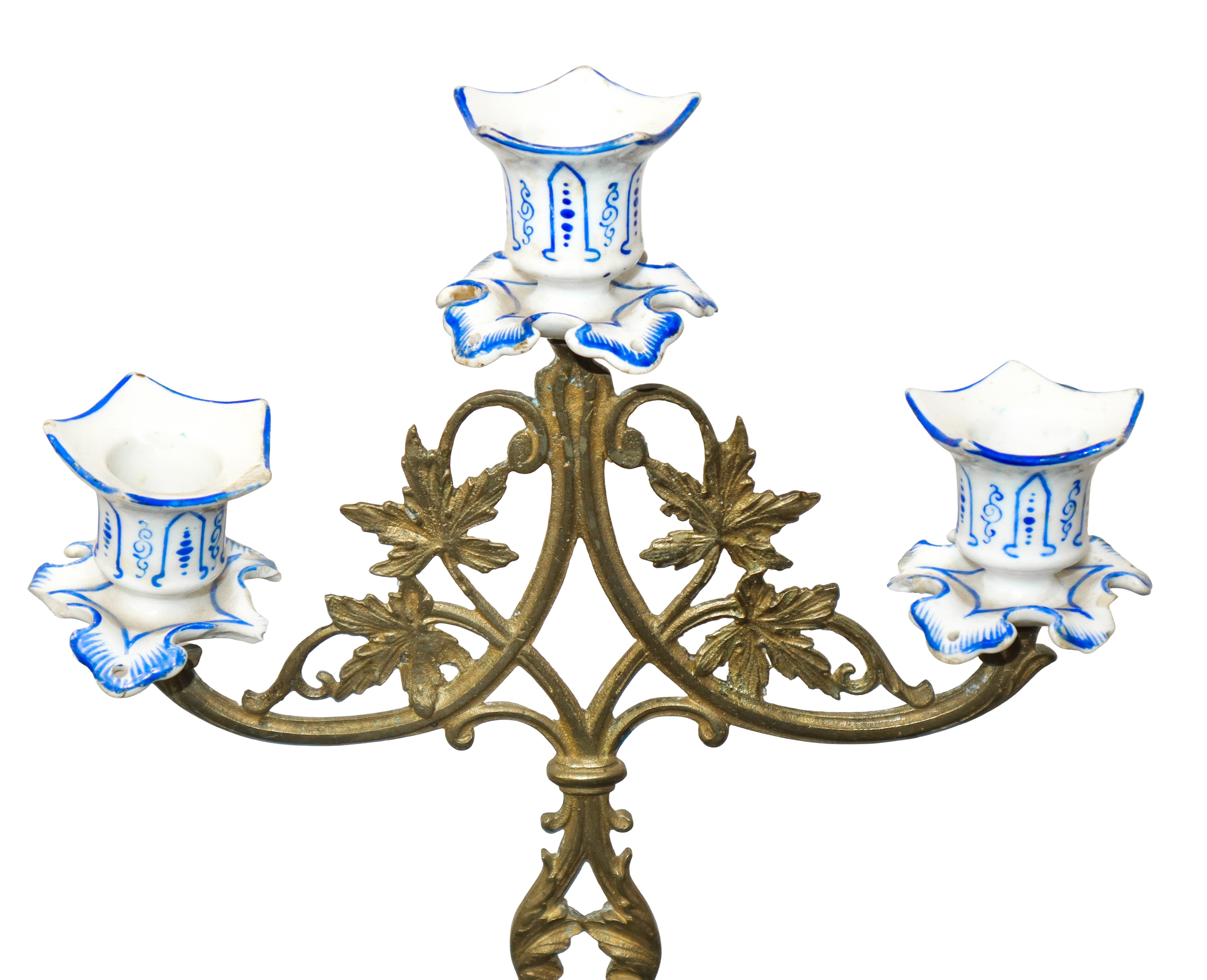 Coppia di candelabri a tre luci, metallo dorato e porcellana