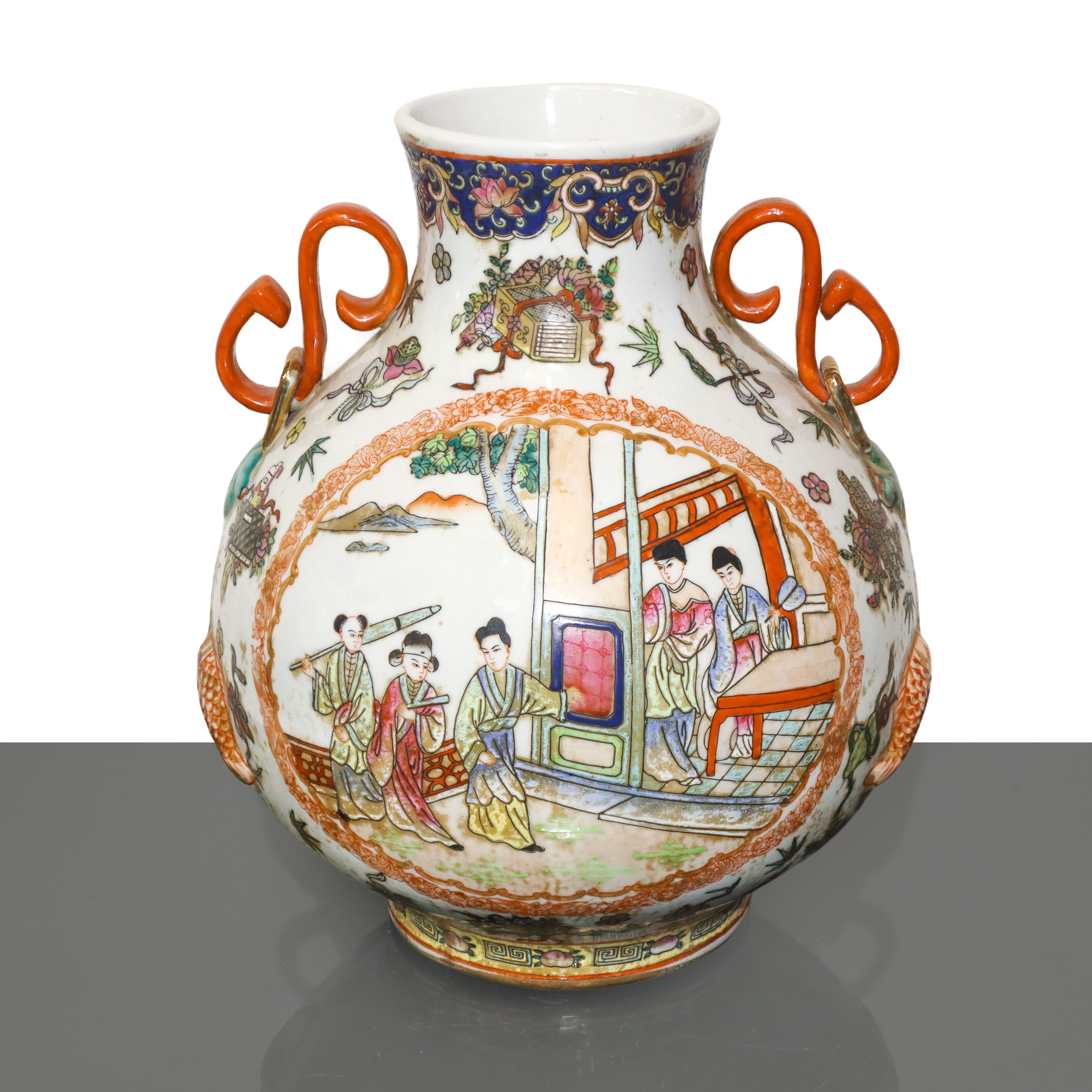 Coppia di vasi orientali con manici e dipinti di scene di genere