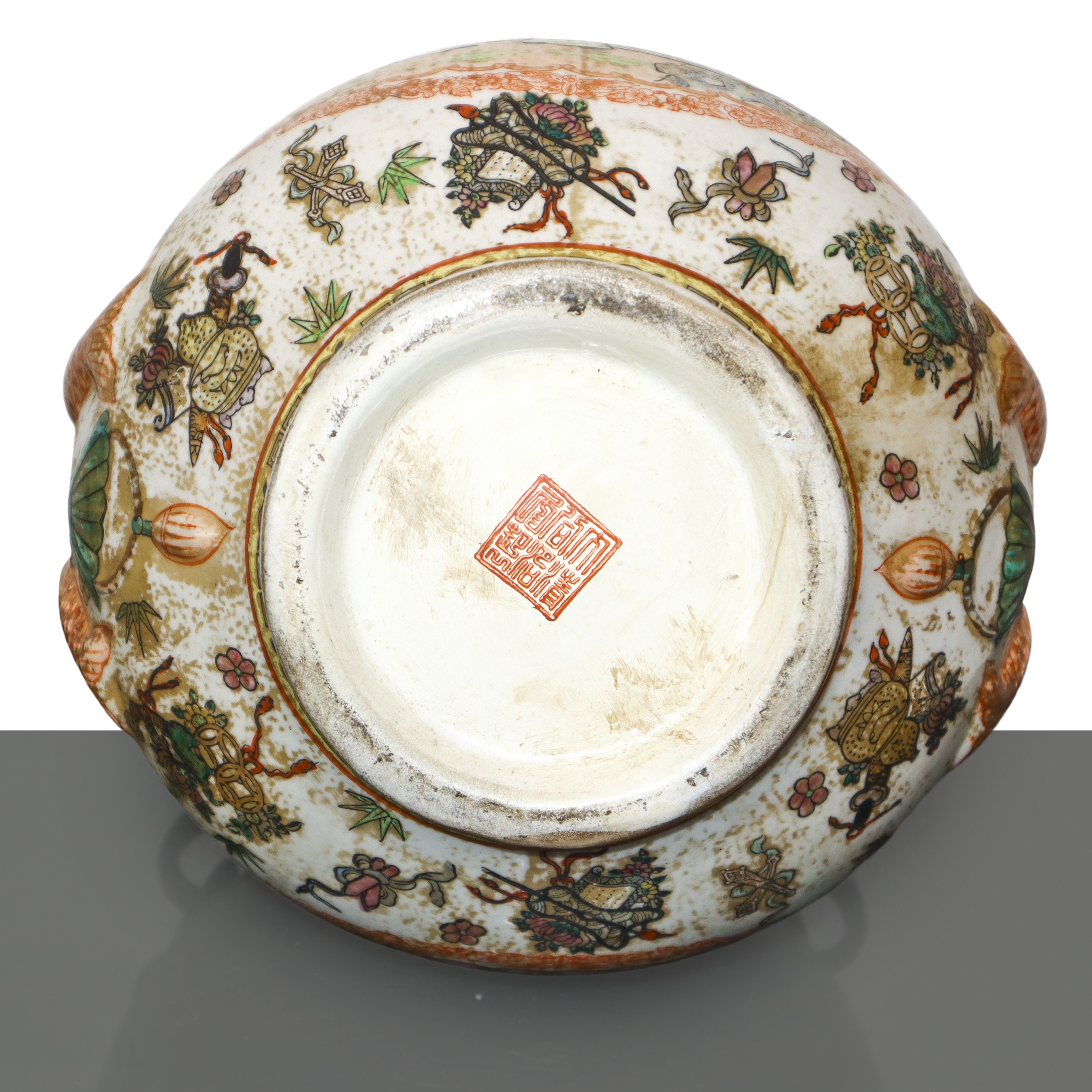 Coppia di vasi orientali con manici e dipinti di scene di genere