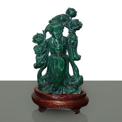 Guanyn in malachite con base in legno, altezza 15 cm