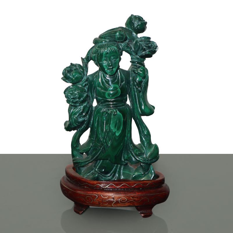 Guanyn in malachite con base in legno, altezza 15 cm