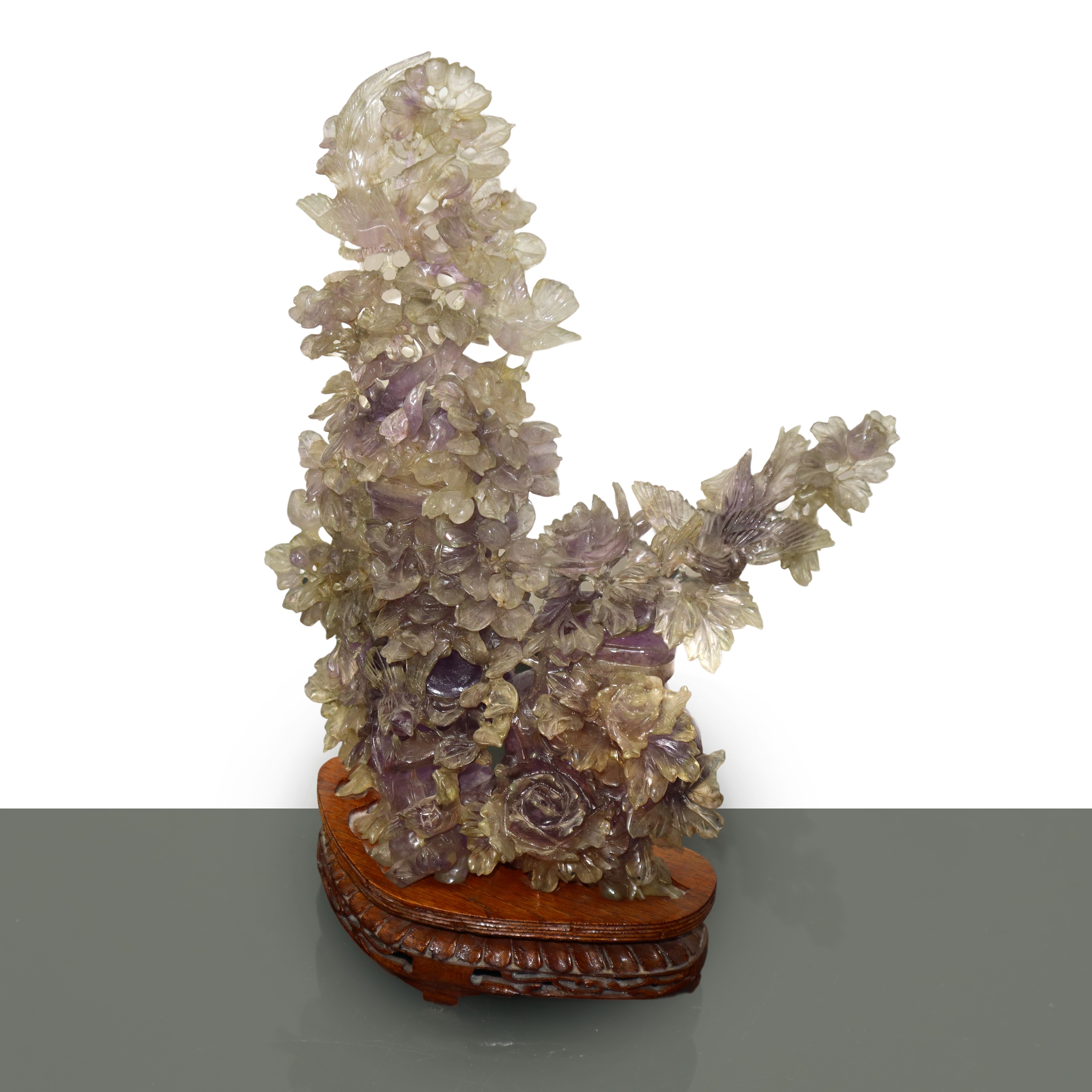 Scultura in ametista, coppia di putti e grande decoro floreale con base in legno