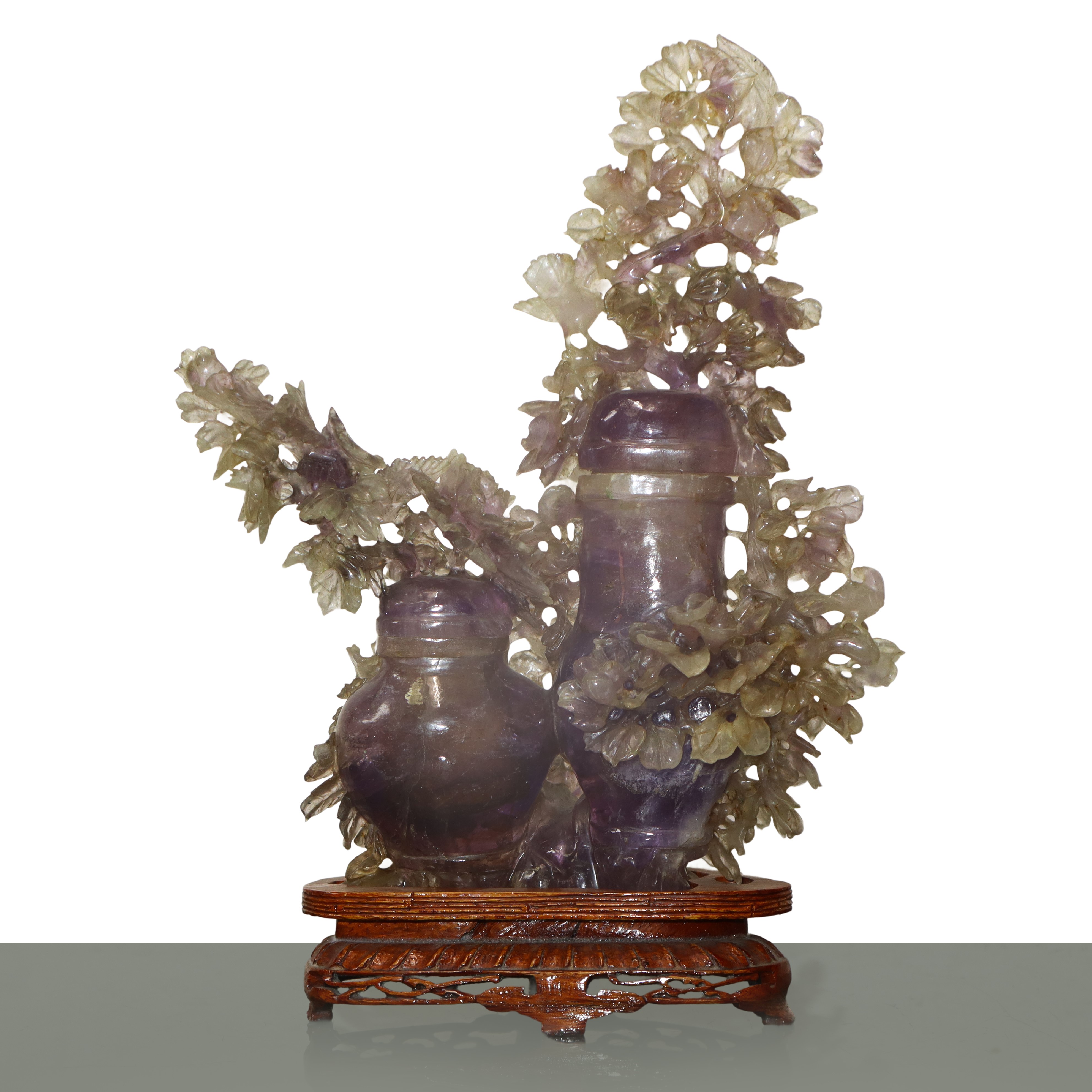 Scultura in ametista, coppia di putti e grande decoro floreale con base in legno