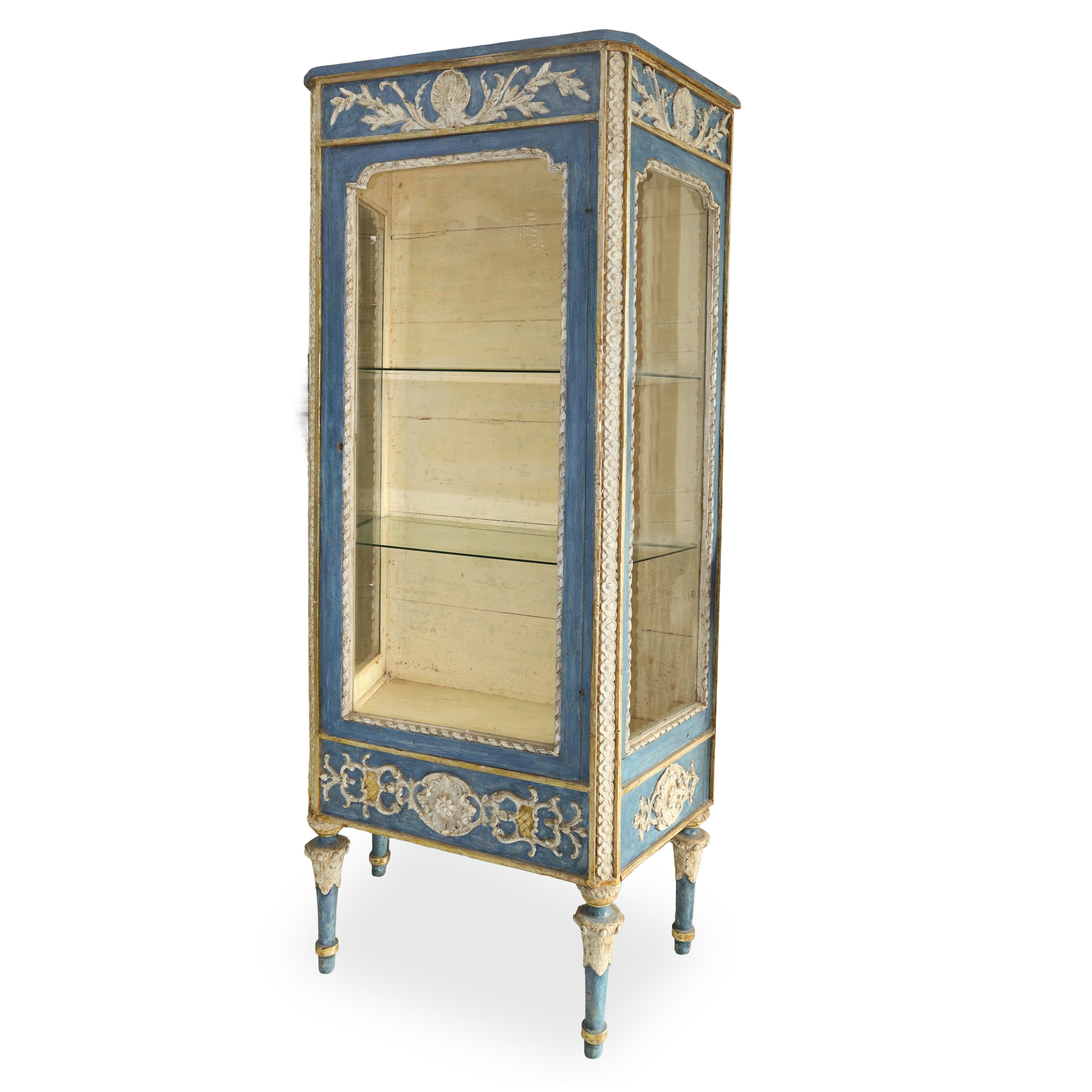 Vetrina laccata nei toni dell'azzurro, bianco e dorato