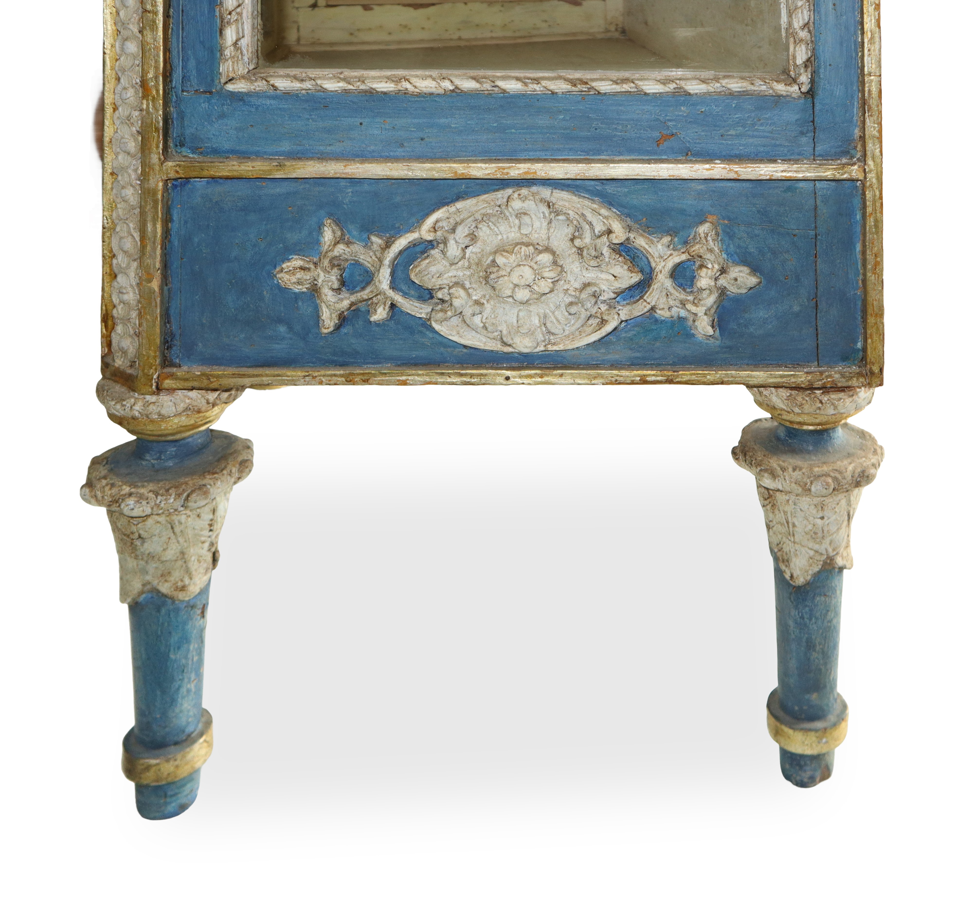 Vetrina laccata nei toni dell'azzurro, bianco e dorato