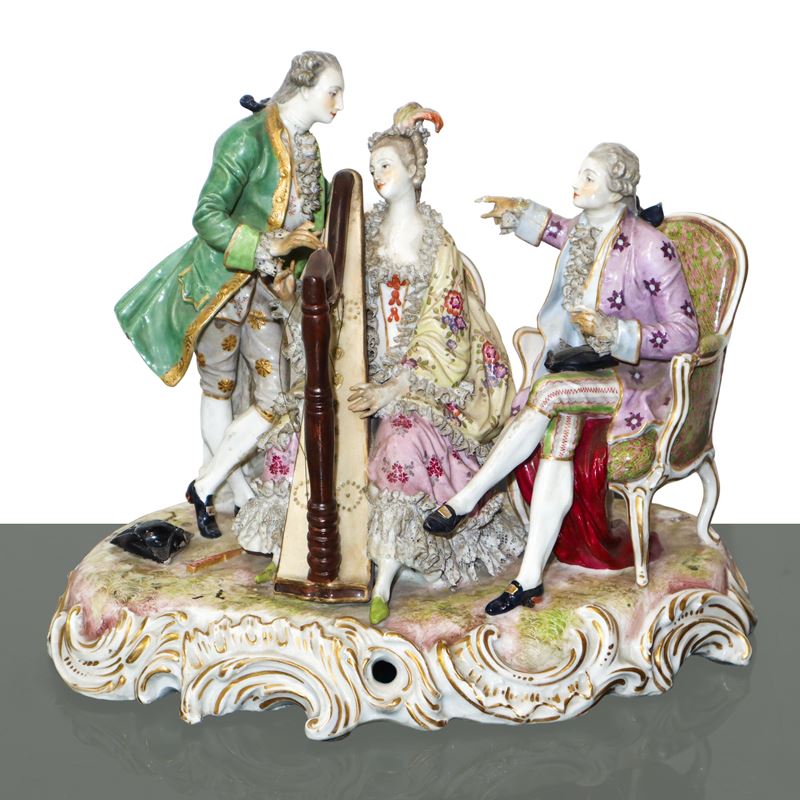 Scena di genere donna che suona l'arpa, scultura in porcellana policroma