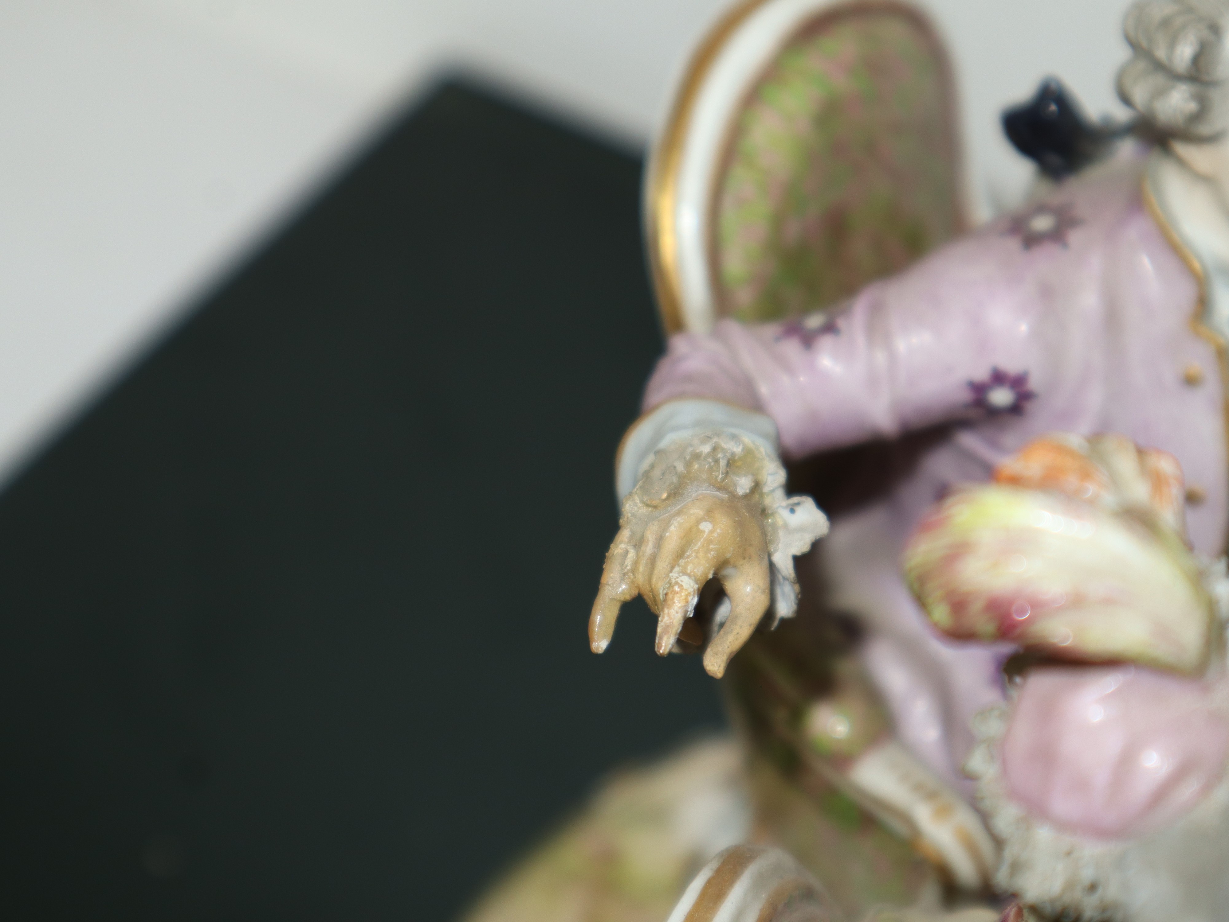 Scena di genere donna che suona l'arpa, scultura in porcellana policroma