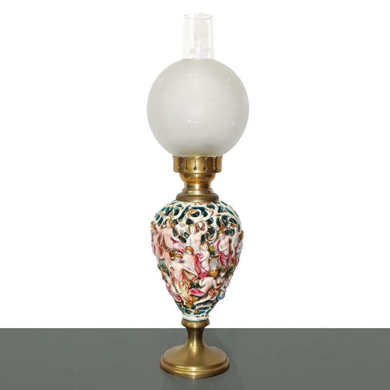 Lume con base in porcellana e boccia a palla in vetro