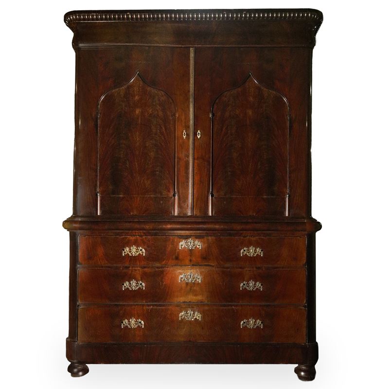 Armadio a due corpi con cassettiera, di ispirazione neogotica