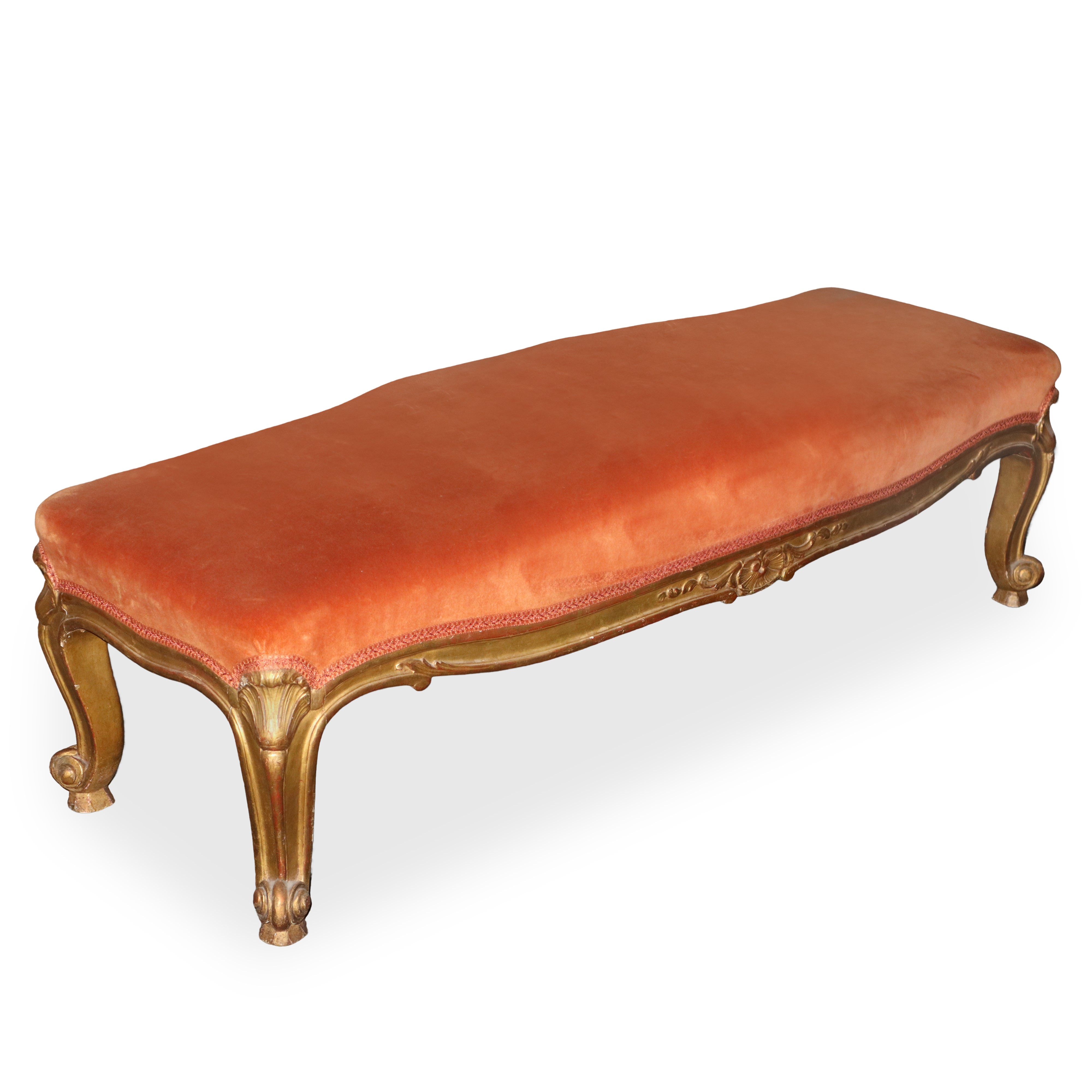 Panchetta in legno dorato e tessuto, h 35 cm; 119 x 45 cm