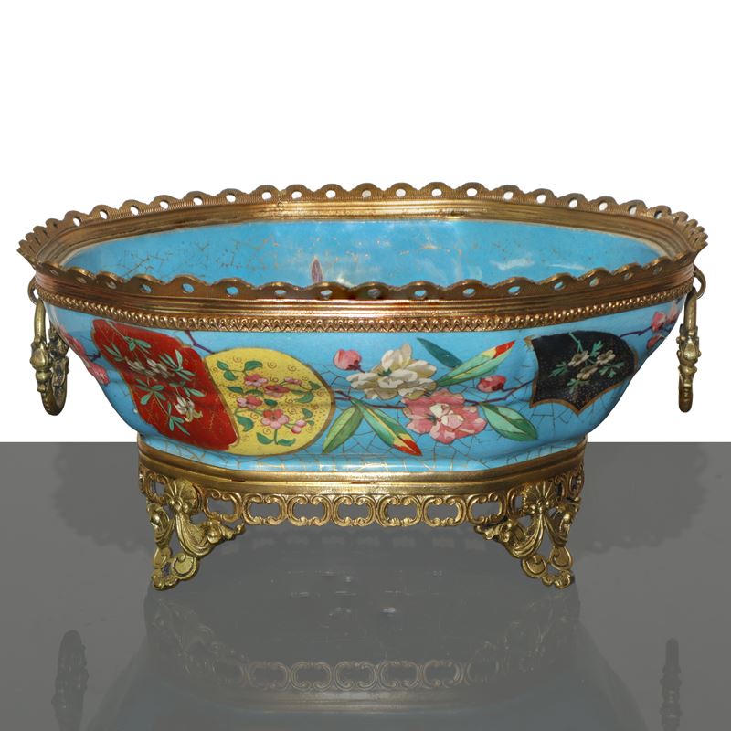 Alzata centrotavola in porcellana e metallo dipinta policroma con decori floreali