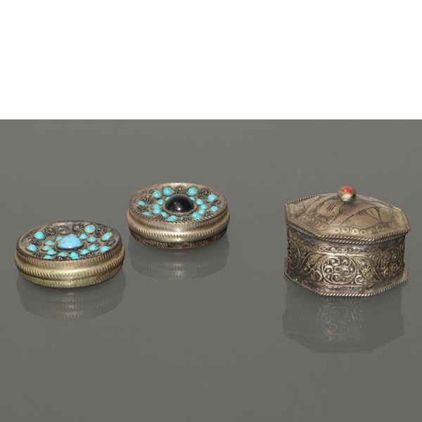 Gruppo composto da 3 scatoline portapillole in metallo argentato e pietre dure