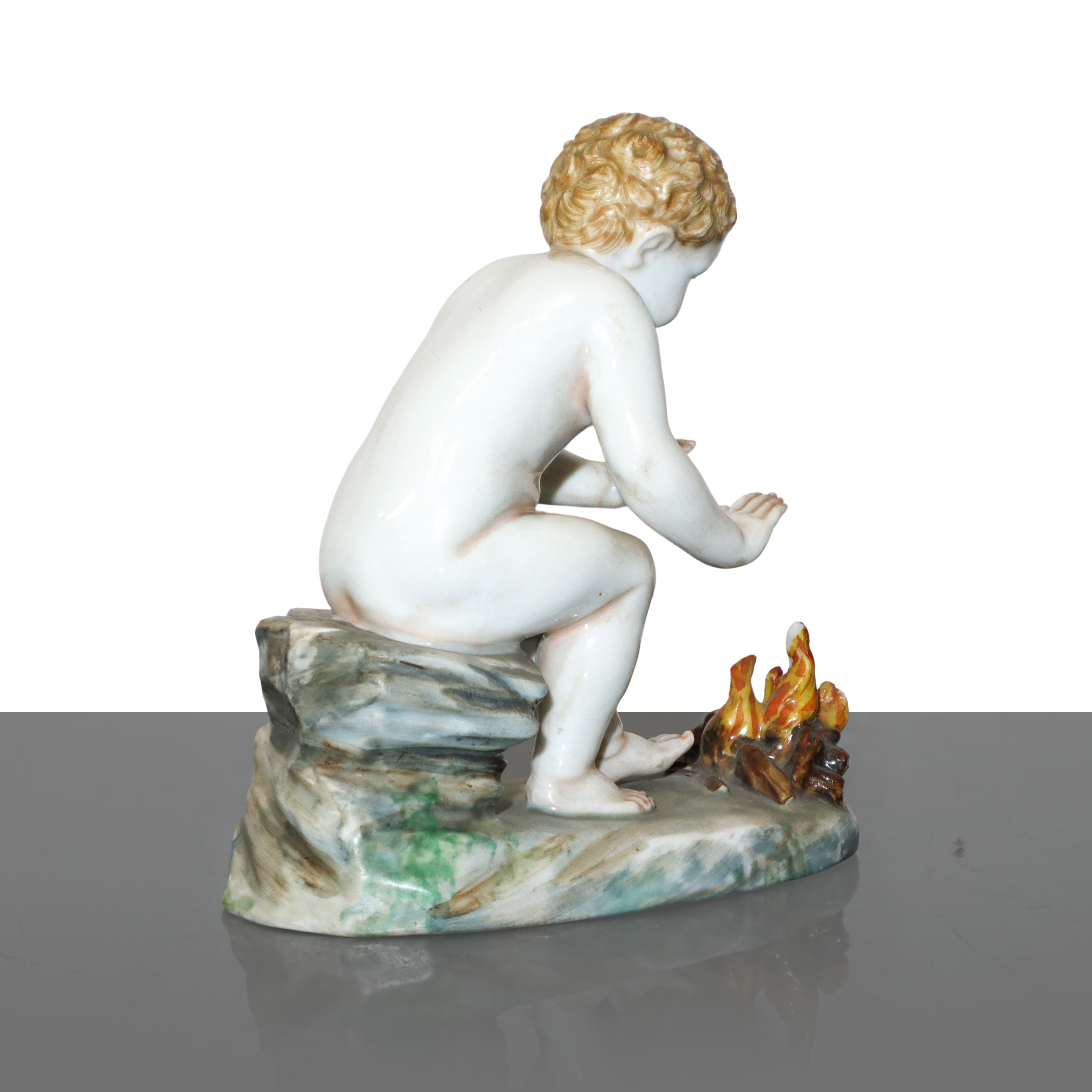 Bambino davanti al fuoco, statuetta in porcellana policroma