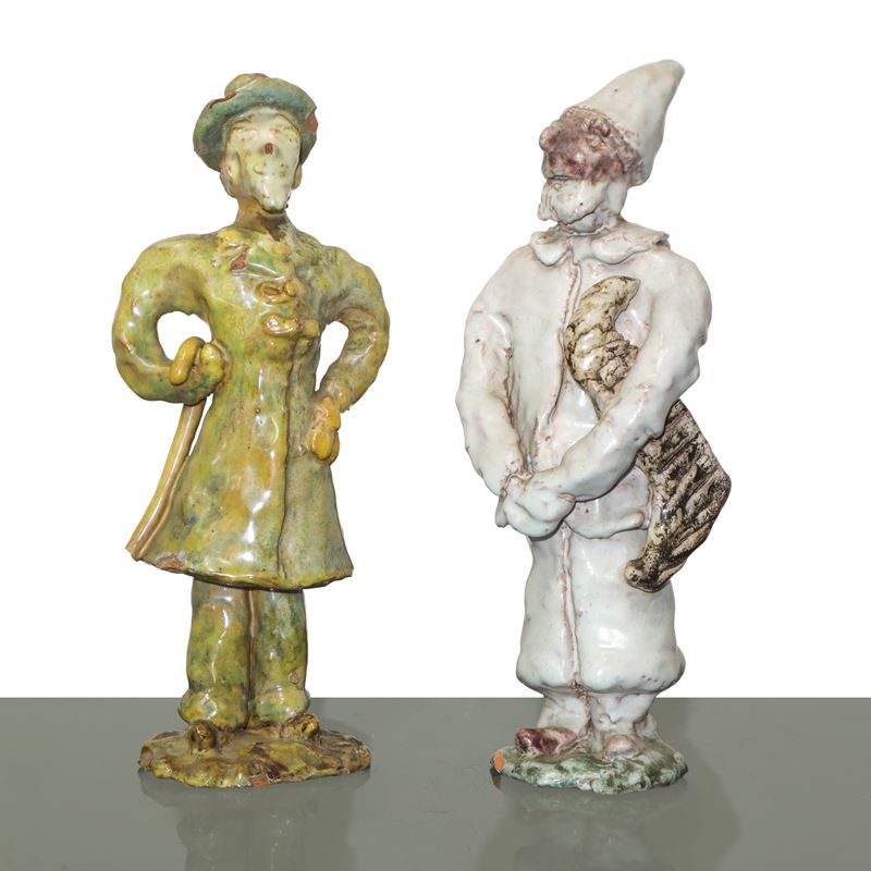 Coppia di figurine, maiolica policroma, con firma della manifattura alla base
