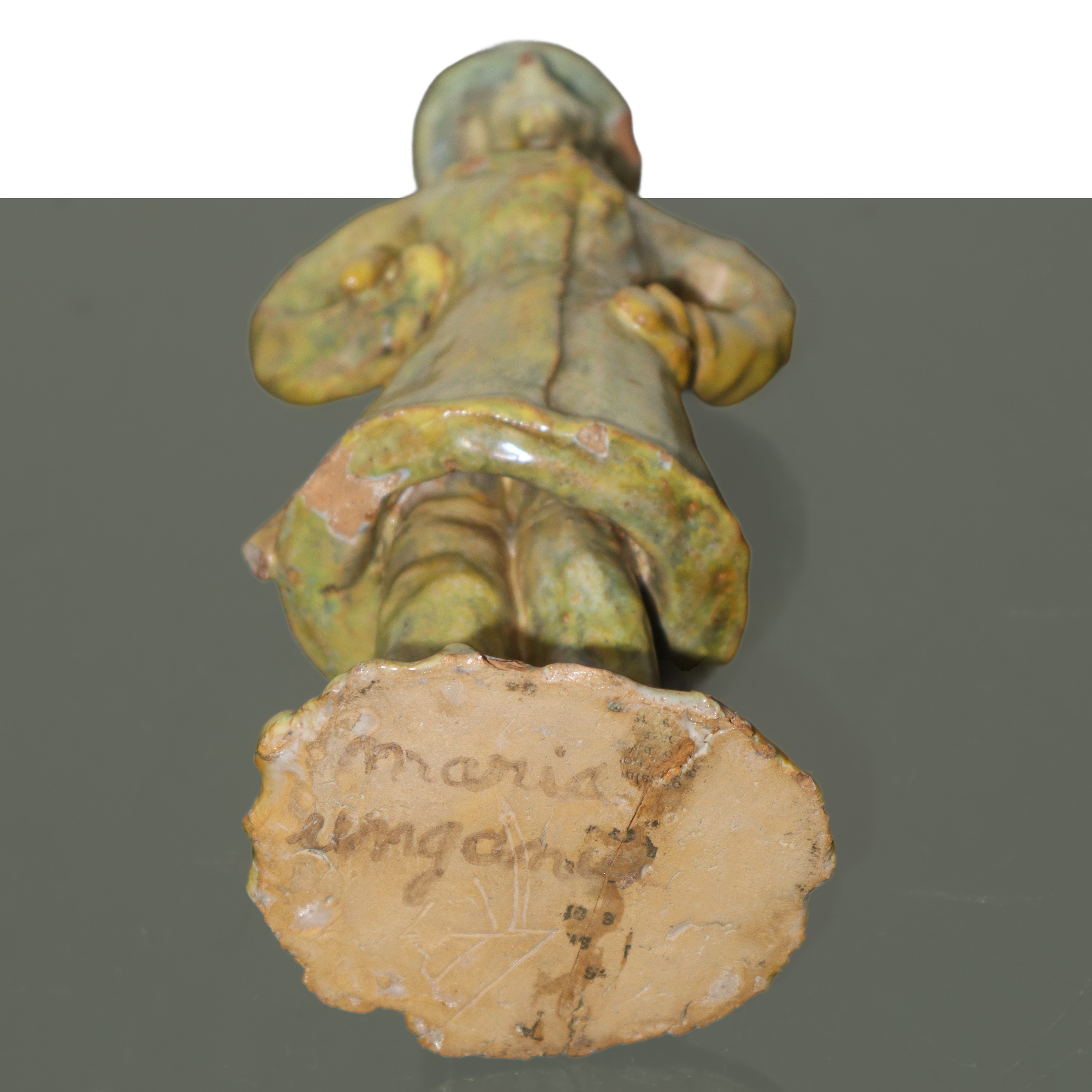Coppia di figurine, maiolica policroma, con firma della manifattura alla base