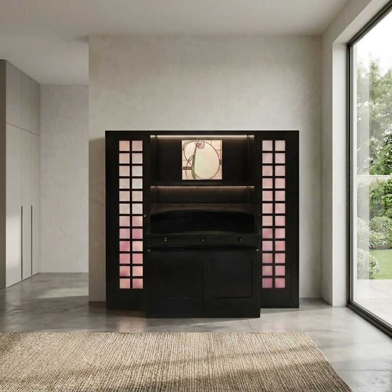 Credenza in frassino nero con vetro piombato con decoro floreale centrale