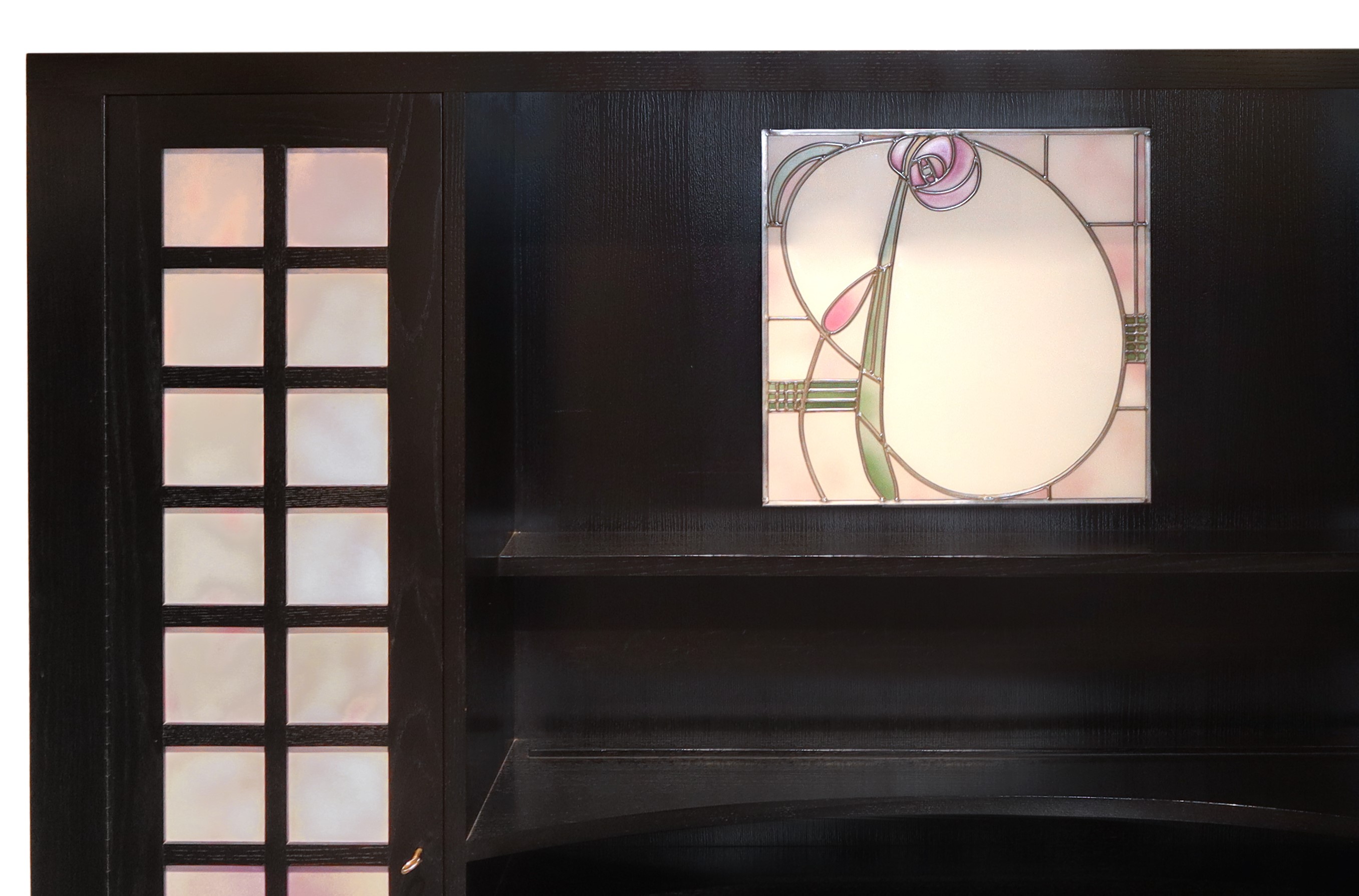 Credenza in frassino nero con vetro piombato con decoro floreale centrale