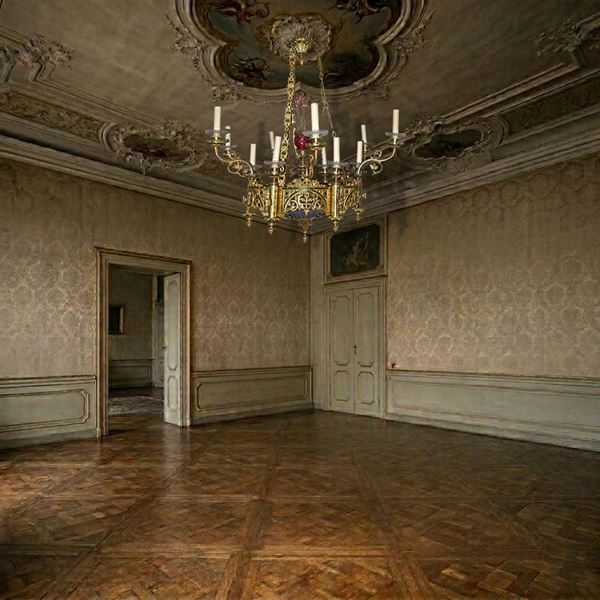 12-light chandelier in gold metal and red glass