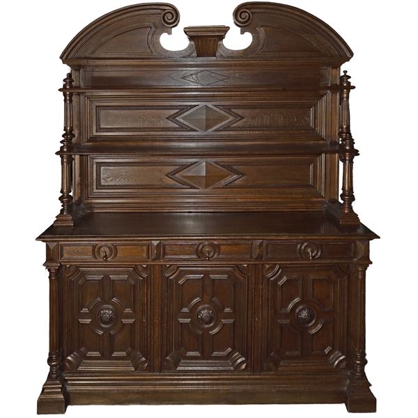 Credenza a due corpi con parte superiore con mensole e parte inferiore con sportelli