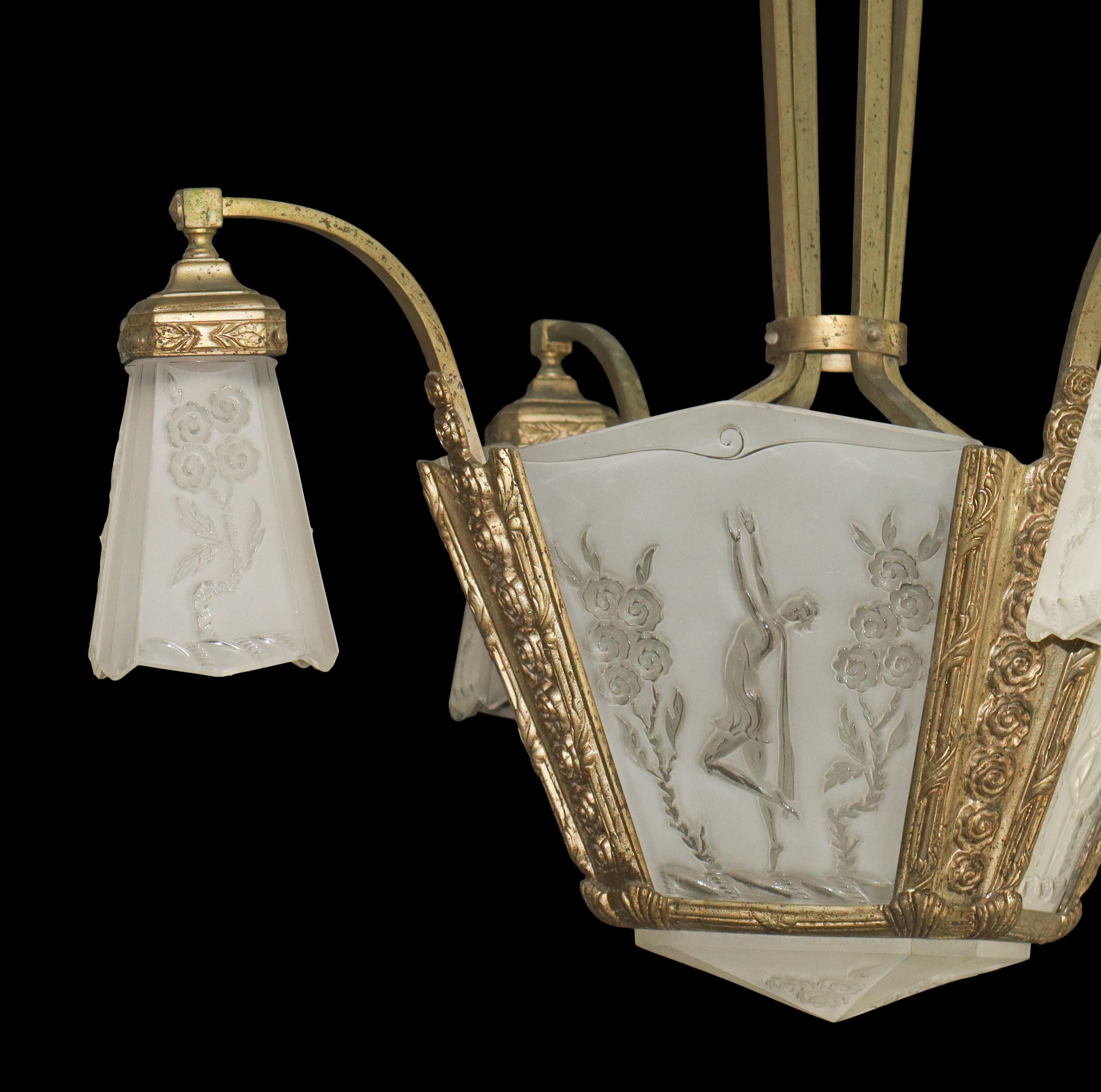 Lampadario Art Decò in vetro molato con decori classici