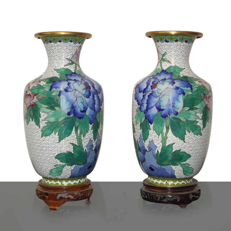 Coppia di vasi cinesi cloisonné su base in legno, h 27 cm (ciascuno)