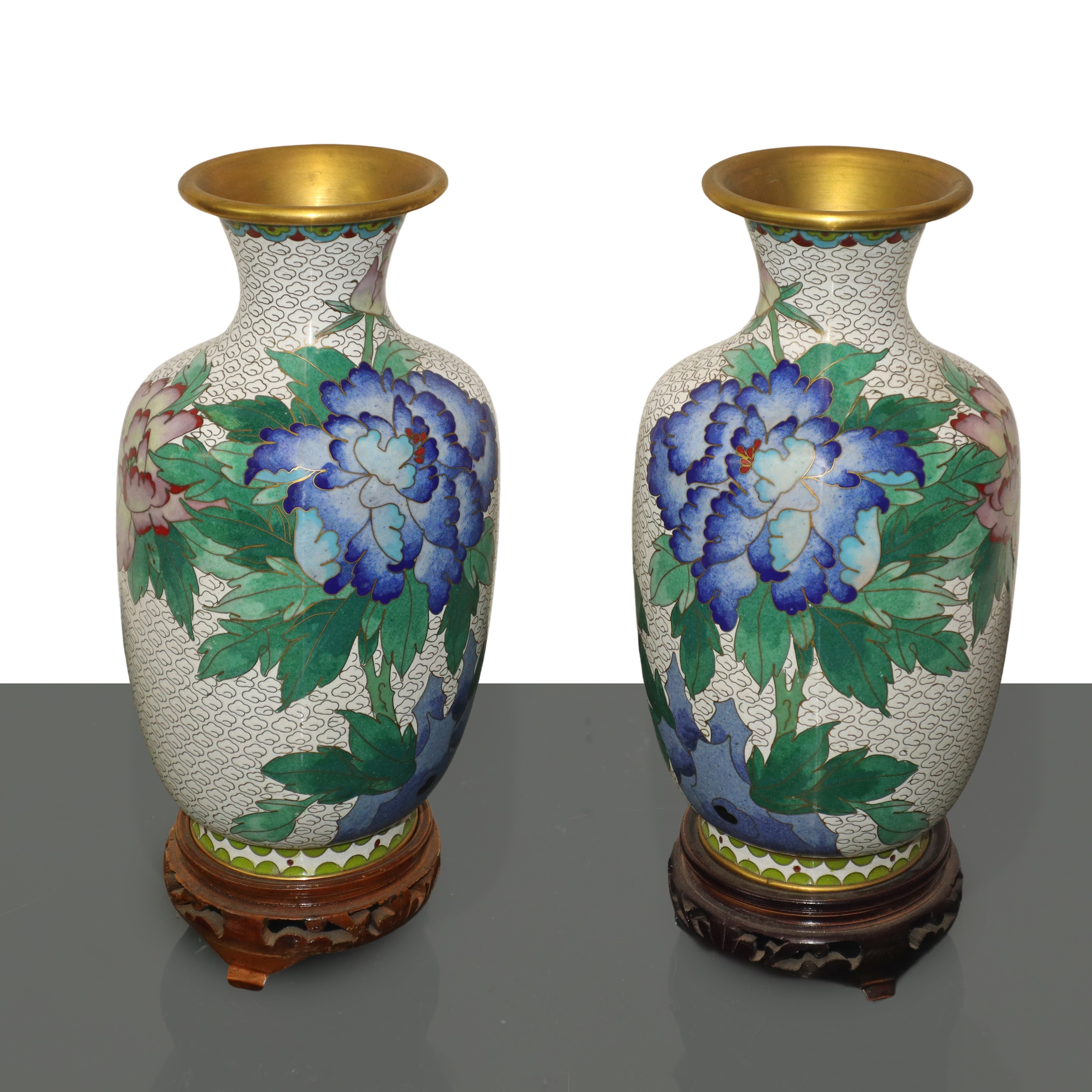 Coppia di vasi cinesi cloisonné su base in legno, h 27 cm (ciascuno)