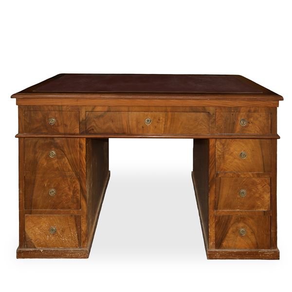 Scrittoio con cassetti sottopiano e tre cassetti laterali per ciascun lato 