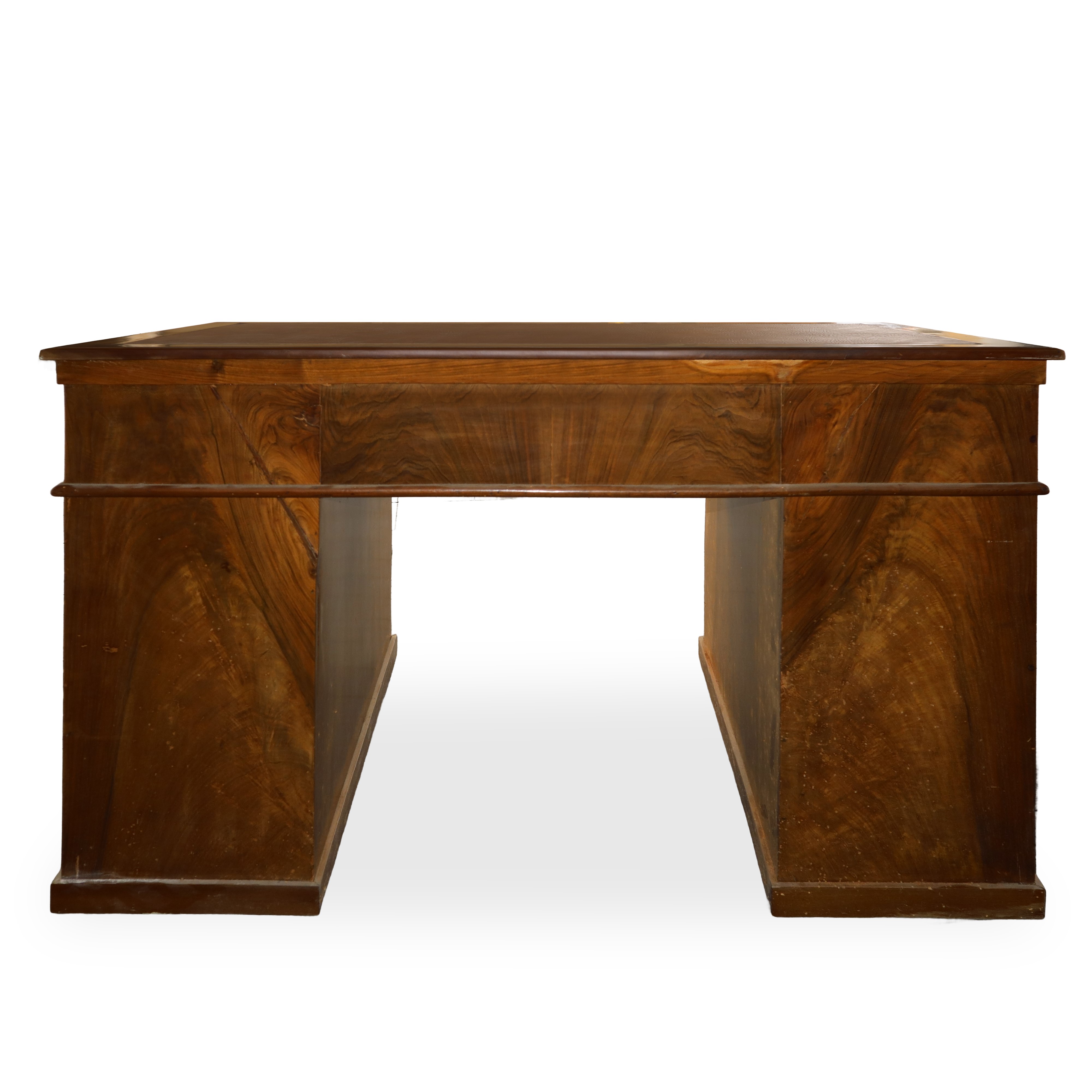Scrittoio con cassetti sottopiano e tre cassetti laterali, h 81 cm, l 127 cm, p 70 cm