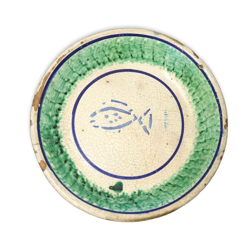 Piatto in maiolica di Caltagirone spugnato verde con pesce sul fronte