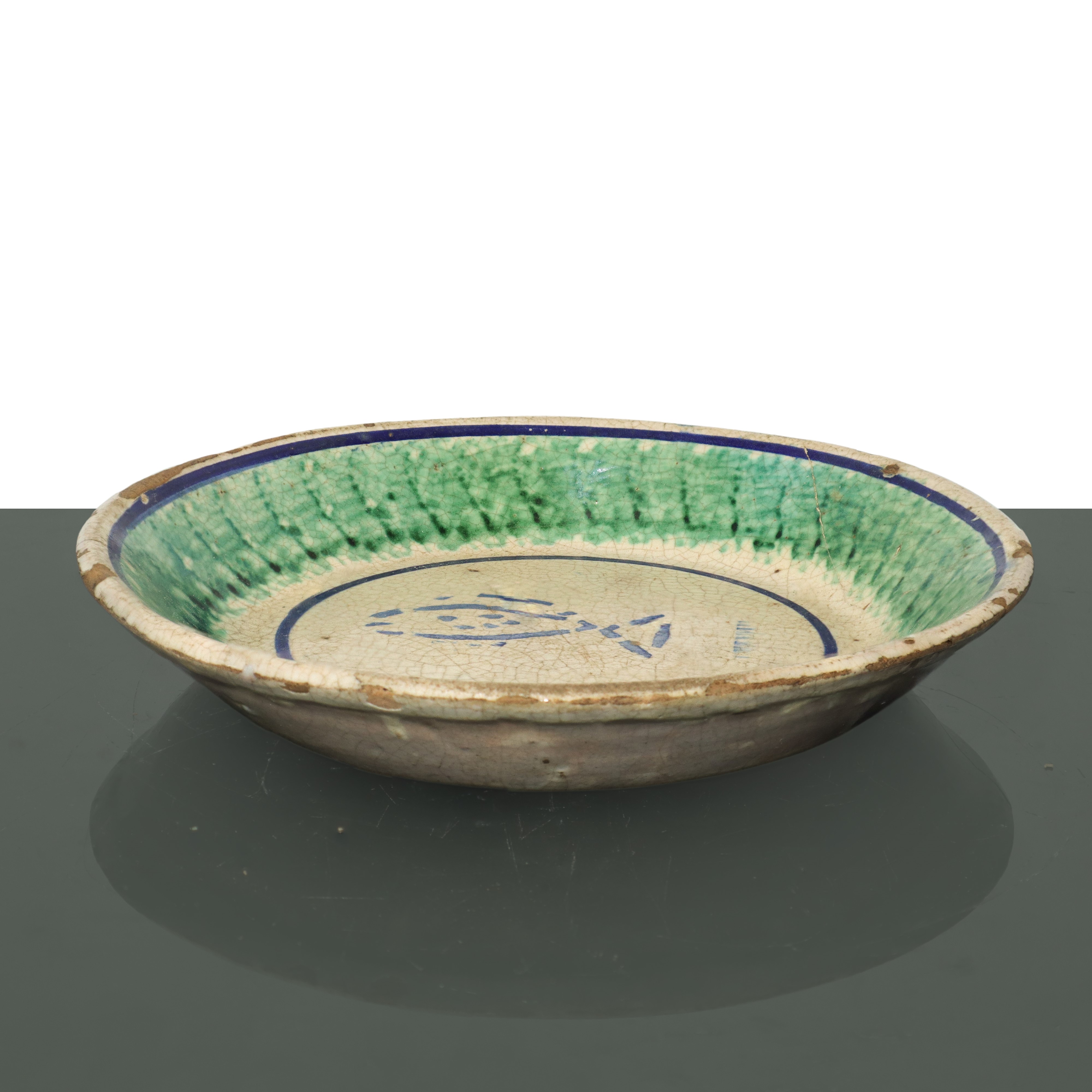 Piatto in maiolica di Caltagirone spugnato verde con pesce sul fronte