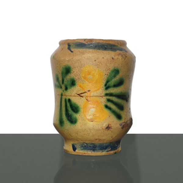 Small Caltagirone majolica cylinder with a polychrome painted Bourbon flower on the front