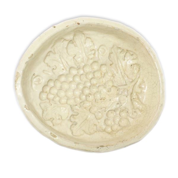 Oval tile depicting grapes in Caltagirone majolica