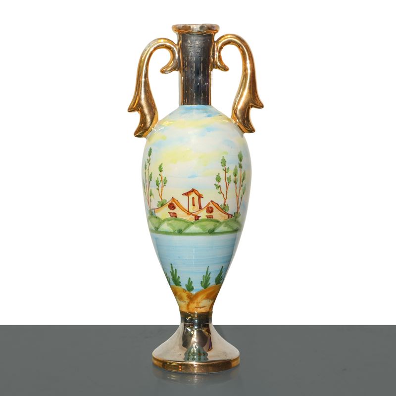 Vaso biansato in porcellana con decorazione paesaggistica policroma sul corpo del vaso e manici d...