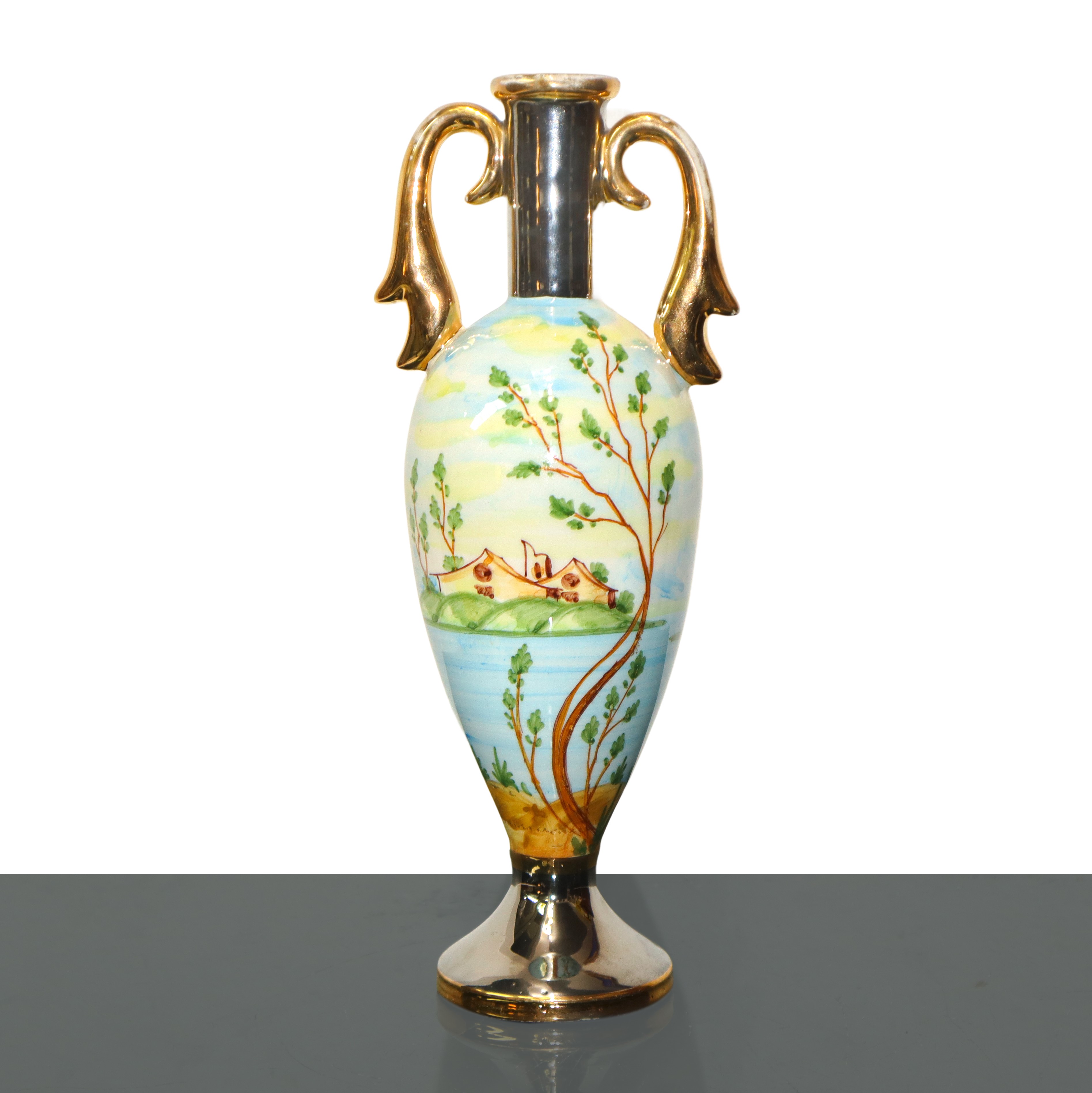 Vaso biansato in porcellana con decorazione paesaggistica policroma sul corpo del vaso e manici d...