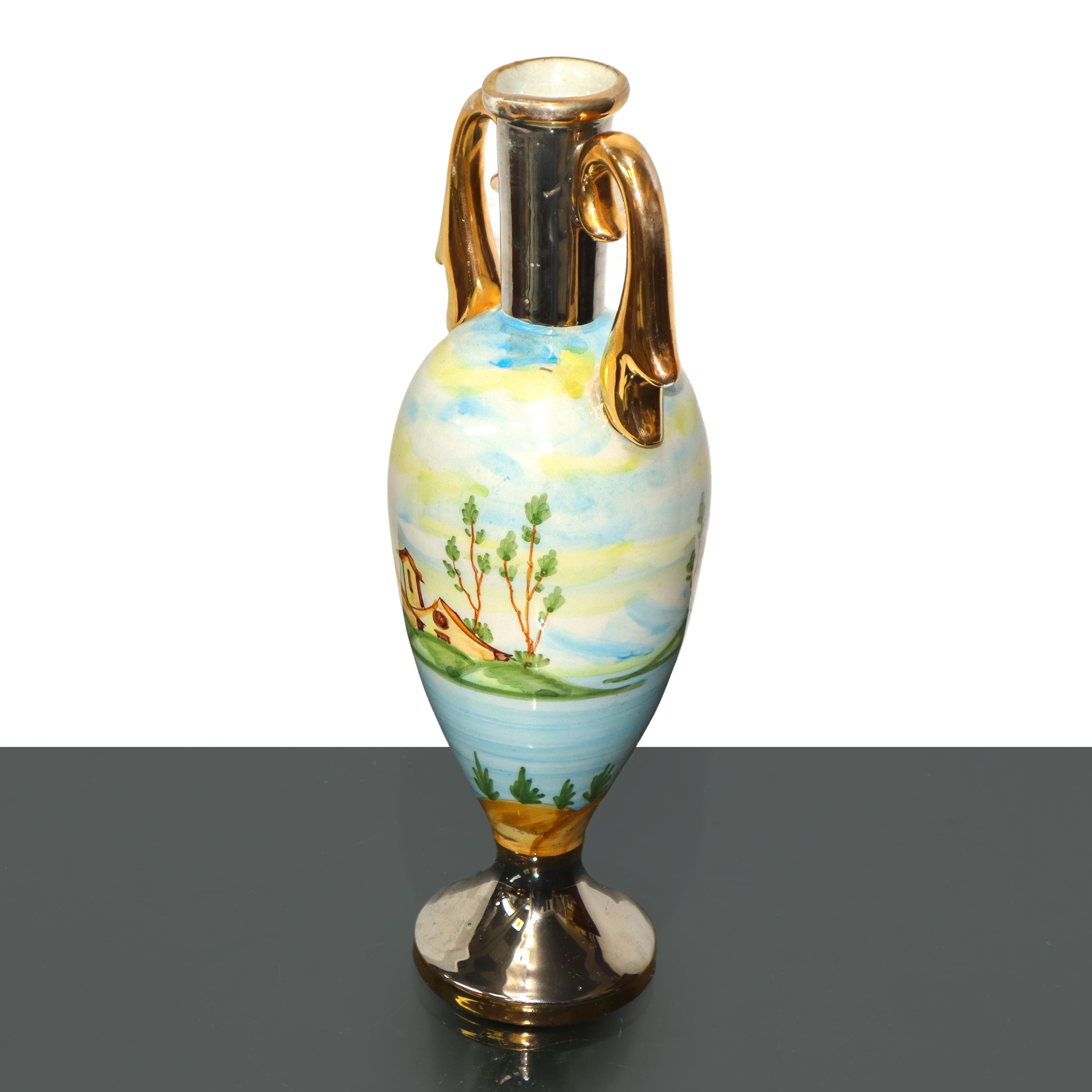 Vaso biansato in porcellana con decorazione paesaggistica policroma sul corpo del vaso e manici d...