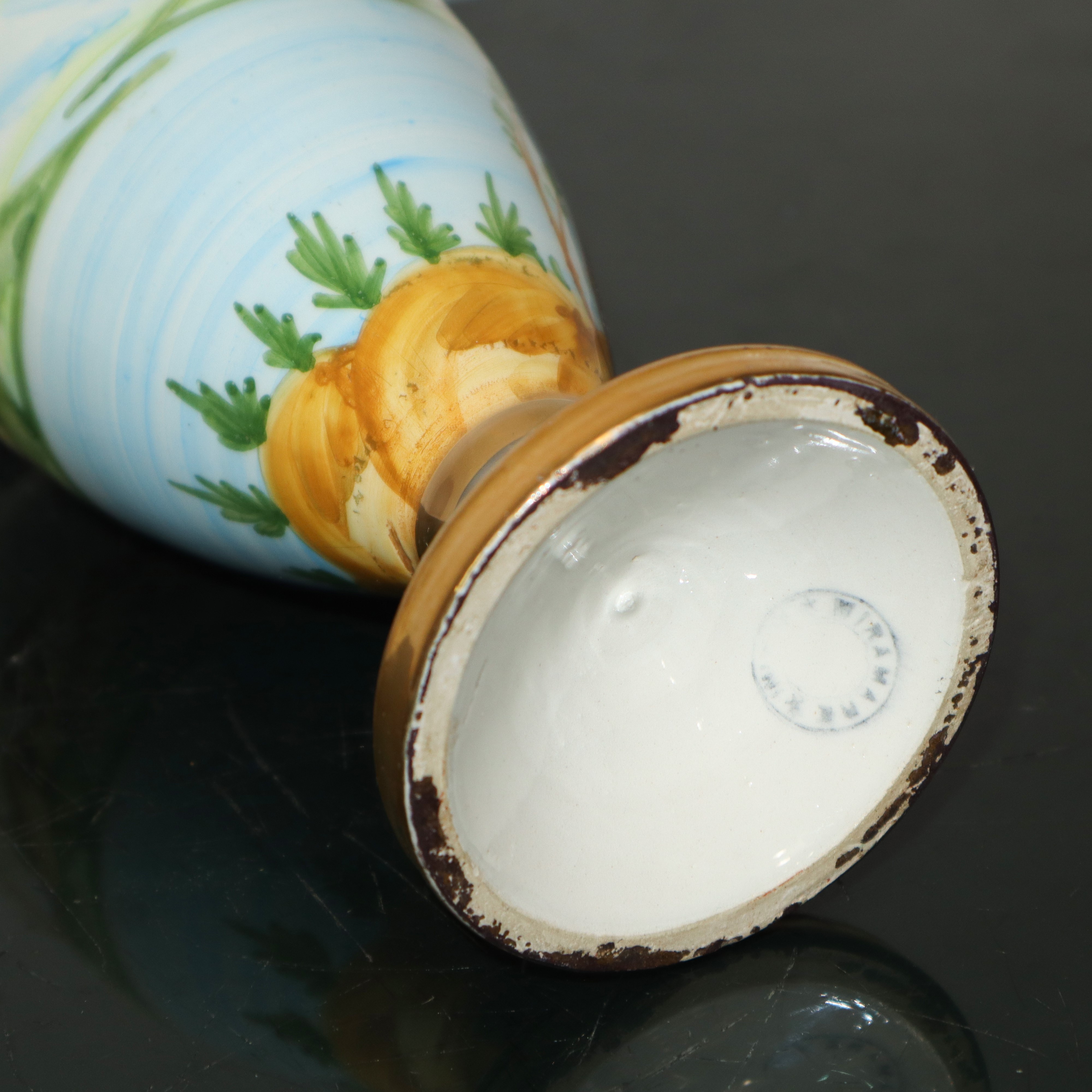 Vaso biansato in porcellana con decorazione paesaggistica policroma sul corpo del vaso e manici d...