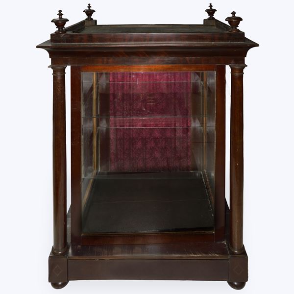 Wooden display case for nativity scenes with 4 knobs at the corners and columns at the sides 