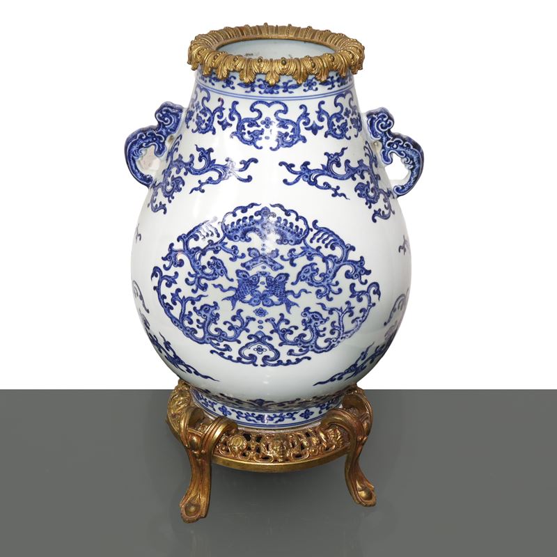 Vaso cinese in porcellana bianca e blu montato su un vaso francese in bronzo del XIX secolo